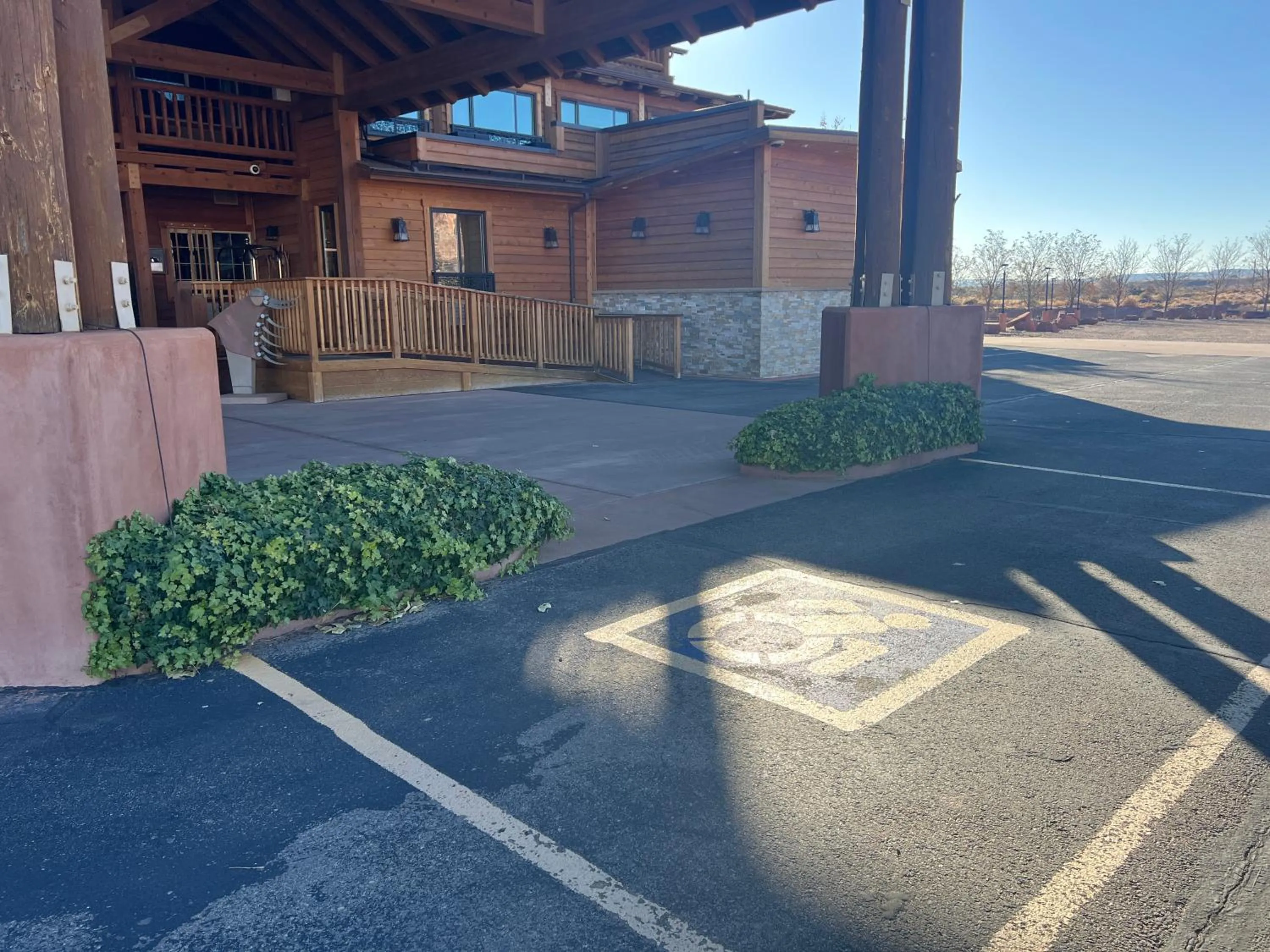 Parking in Desert Rose Resort & Cabins