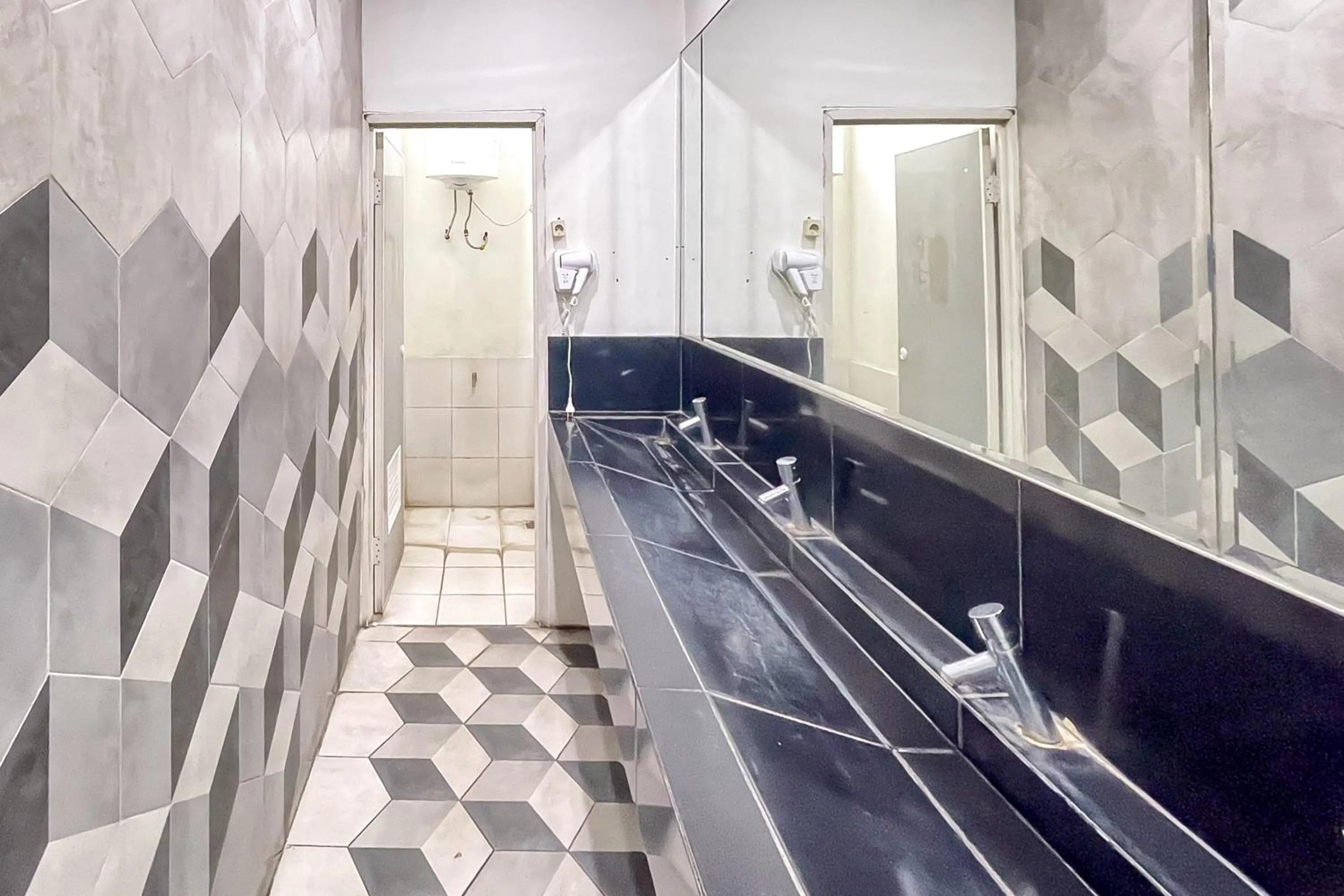 Bathroom in RedDoorz Hotel Capsule at Batu Tulis