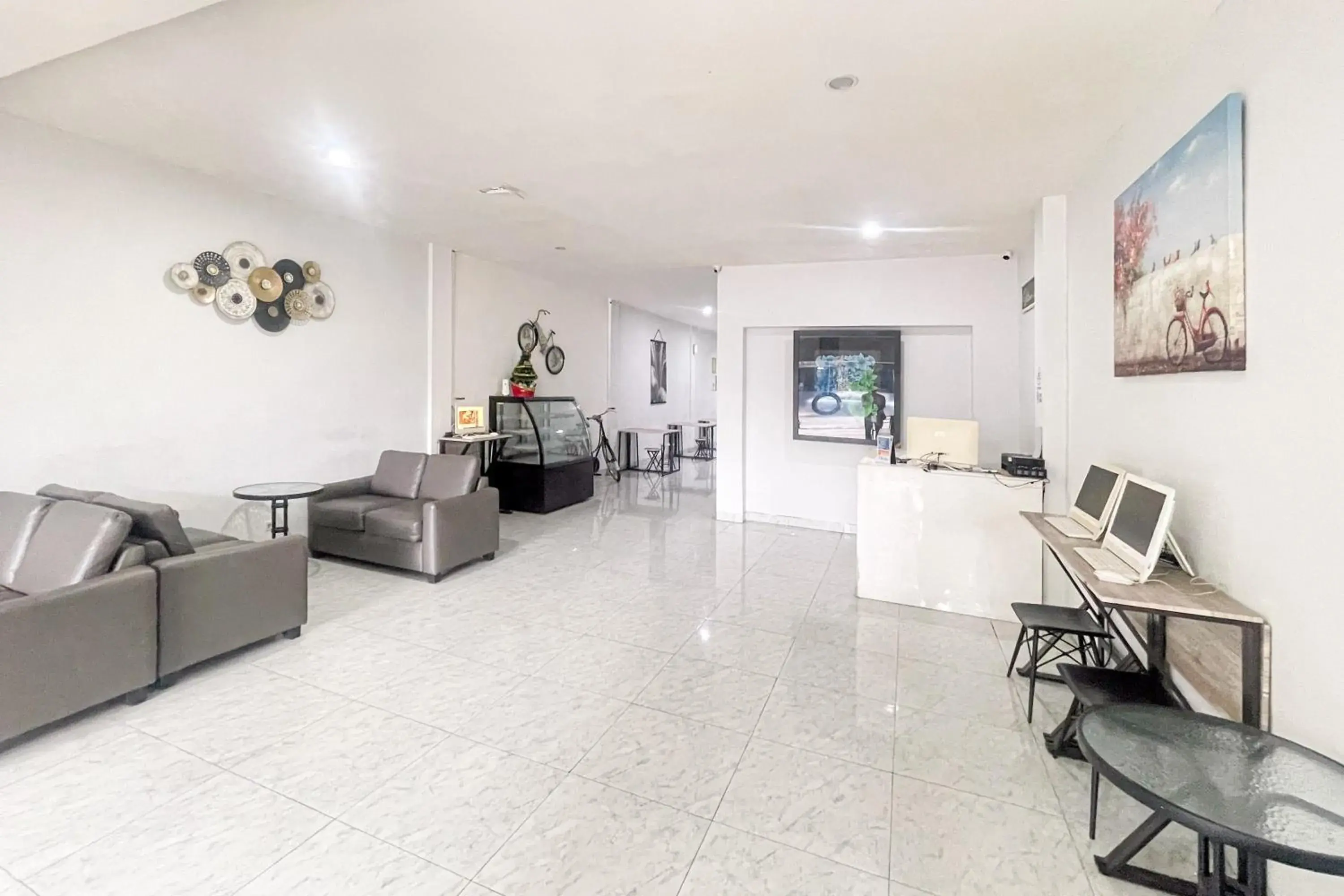 Lobby or reception in RedDoorz Hotel Capsule at Batu Tulis Lobby or reception in RedDoorz Hotel Capsule at Batu Tulis