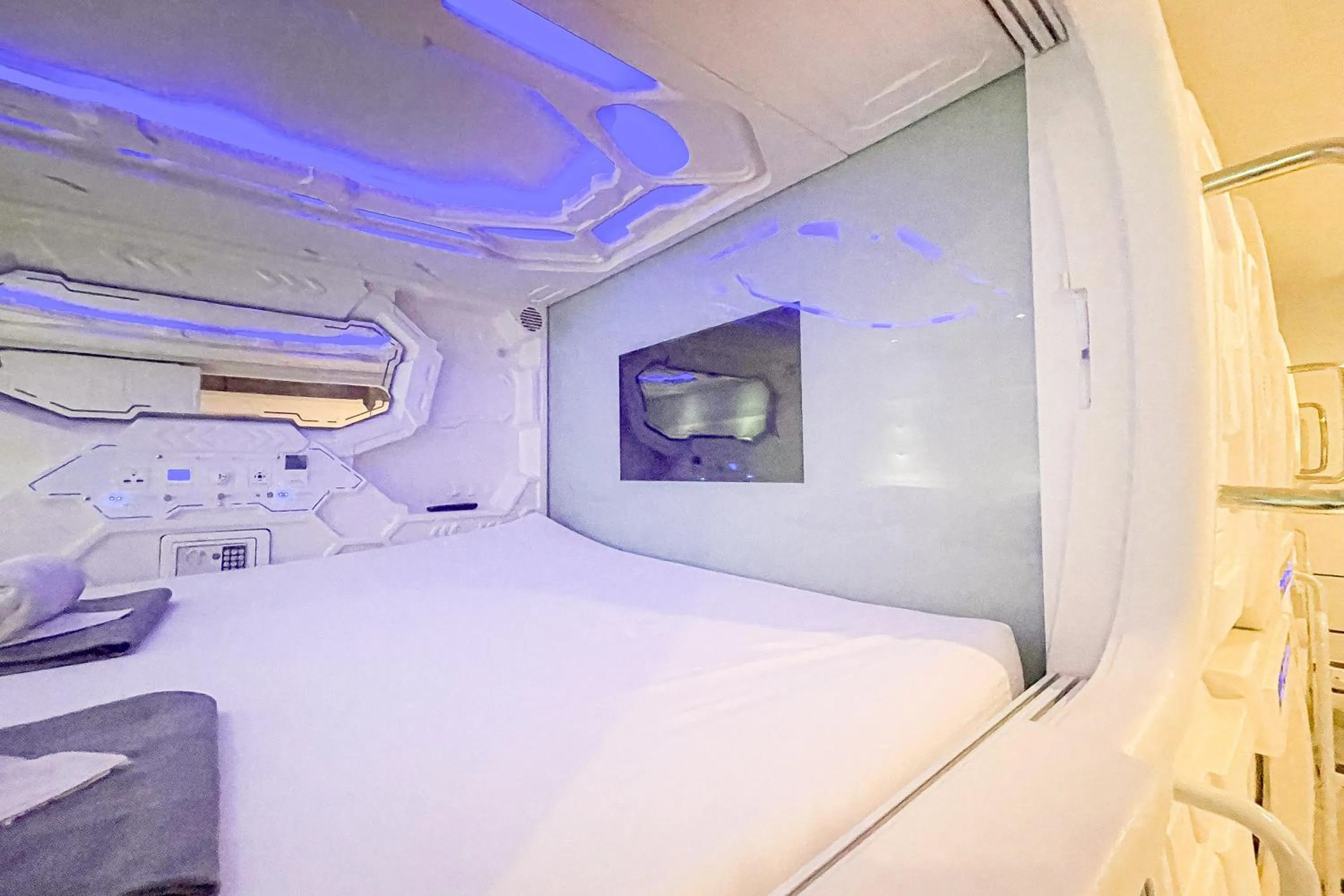 Bedroom in RedDoorz Hotel Capsule at Batu Tulis