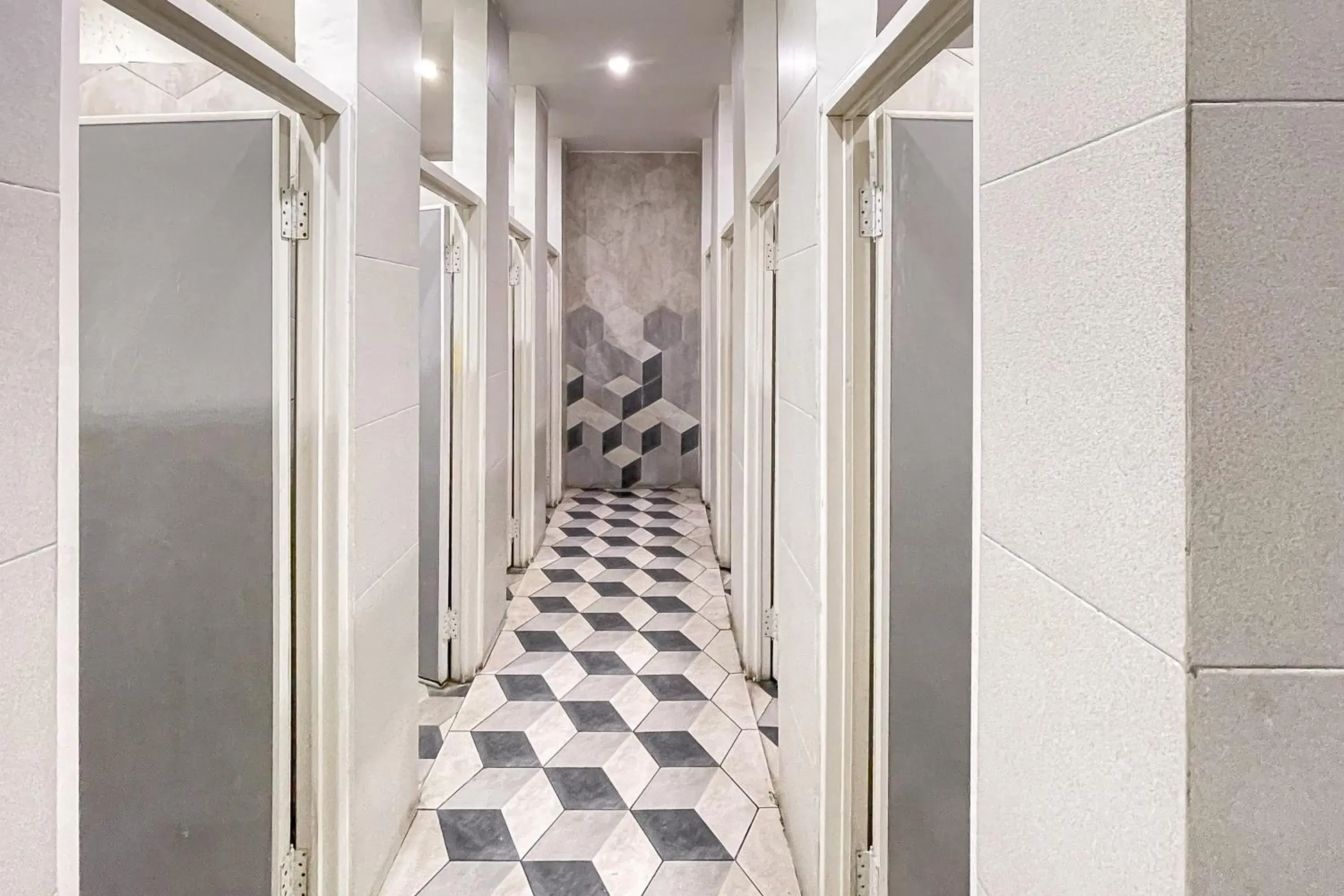 Property building in RedDoorz Hotel Capsule at Batu Tulis Property building in RedDoorz Hotel Capsule at Batu Tulis