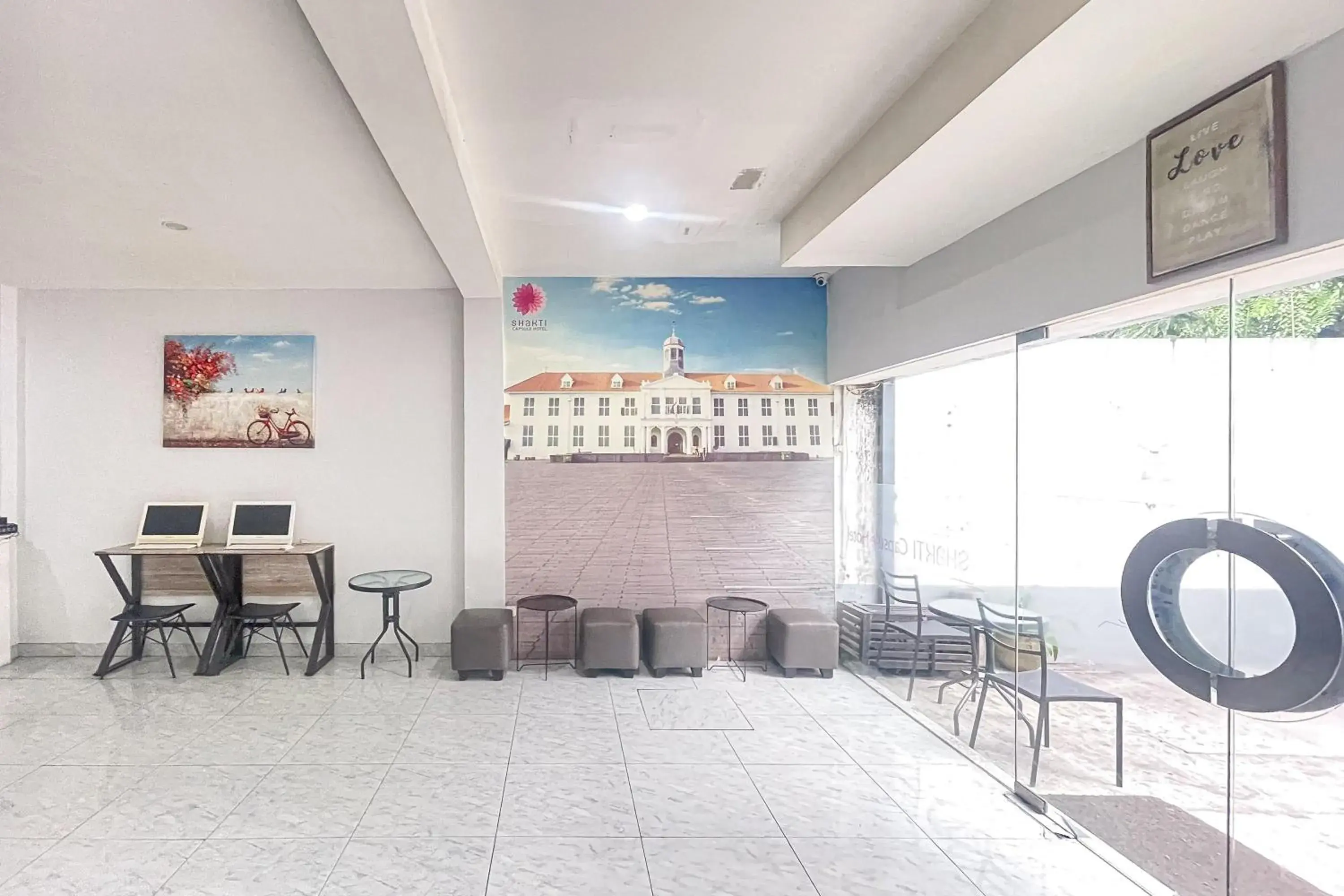 Lobby or reception in RedDoorz Hotel Capsule at Batu Tulis Lobby or reception in RedDoorz Hotel Capsule at Batu Tulis