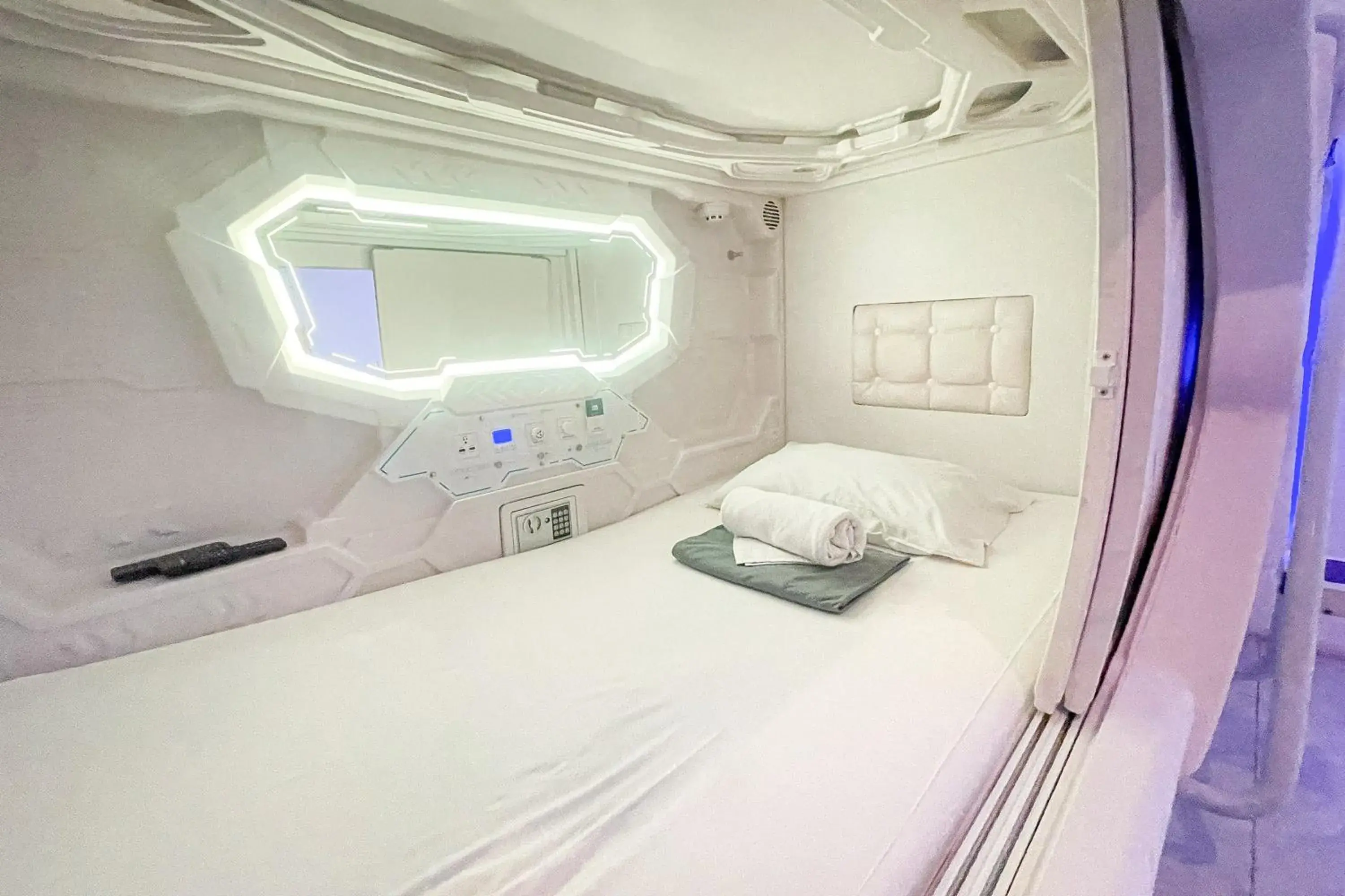 Bedroom, Bed in RedDoorz Hotel Capsule at Batu Tulis Bedroom, Bed in RedDoorz Hotel Capsule at Batu Tulis