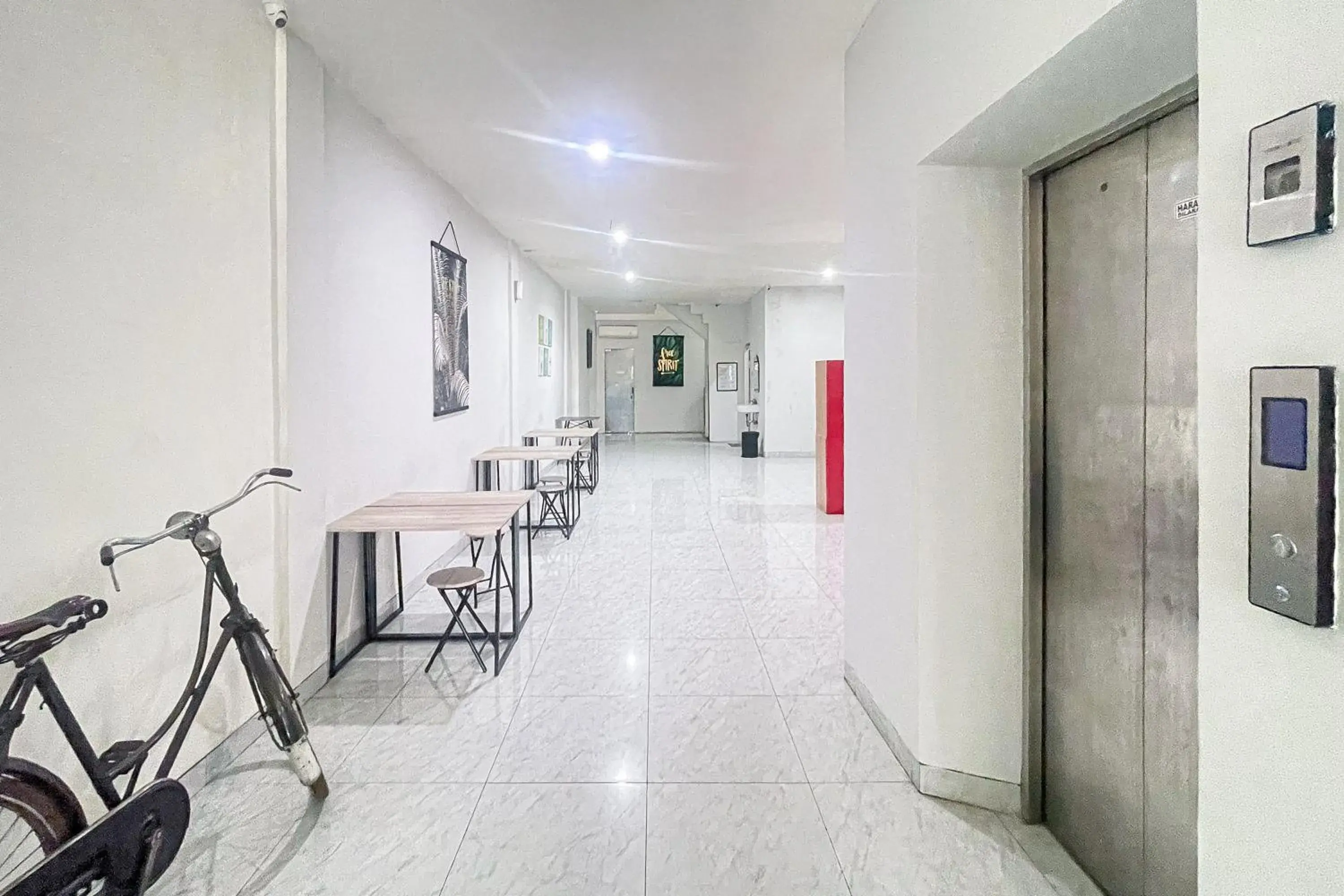 Property building in RedDoorz Hotel Capsule at Batu Tulis Property building in RedDoorz Hotel Capsule at Batu Tulis