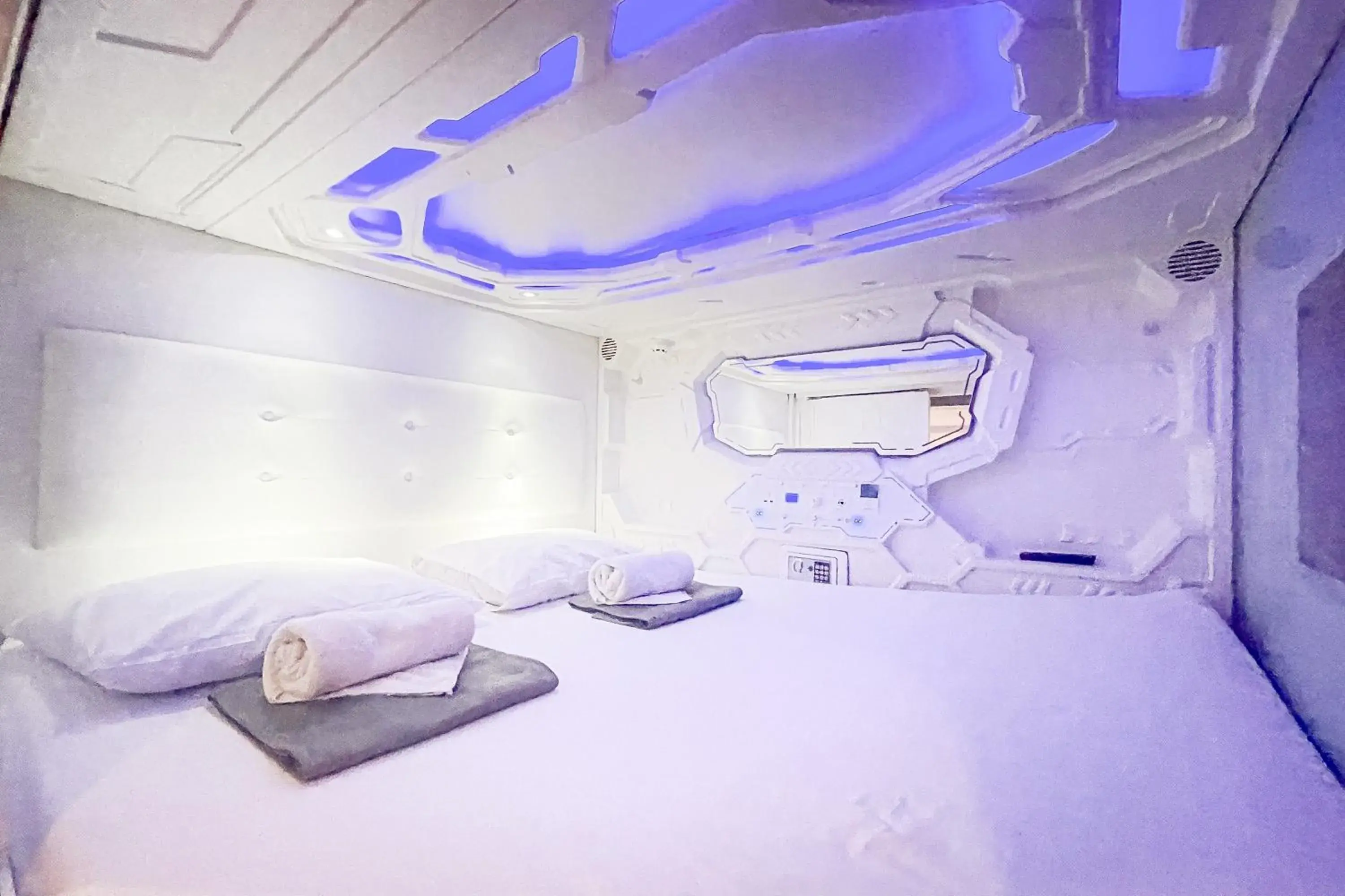 Bedroom, Bed in RedDoorz Hotel Capsule at Batu Tulis Bedroom, Bed in RedDoorz Hotel Capsule at Batu Tulis