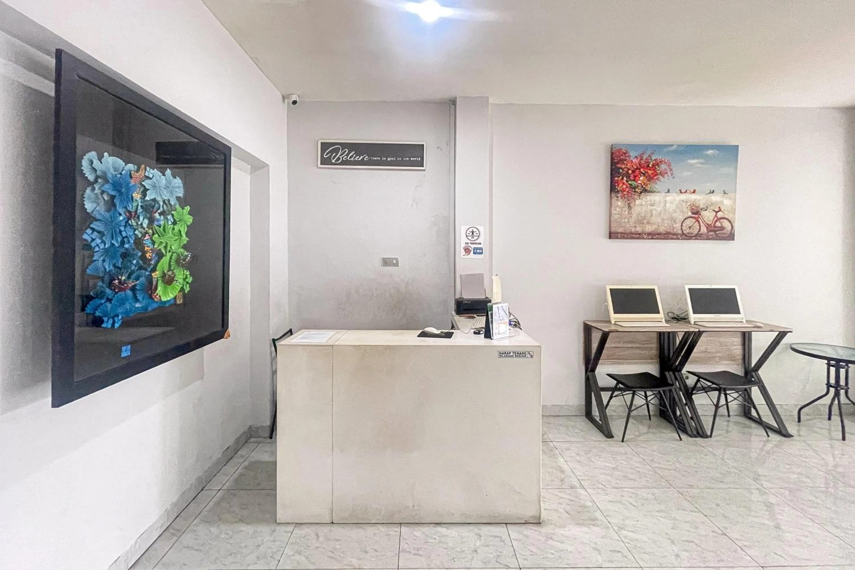 Lobby or reception in RedDoorz Hotel Capsule at Batu Tulis