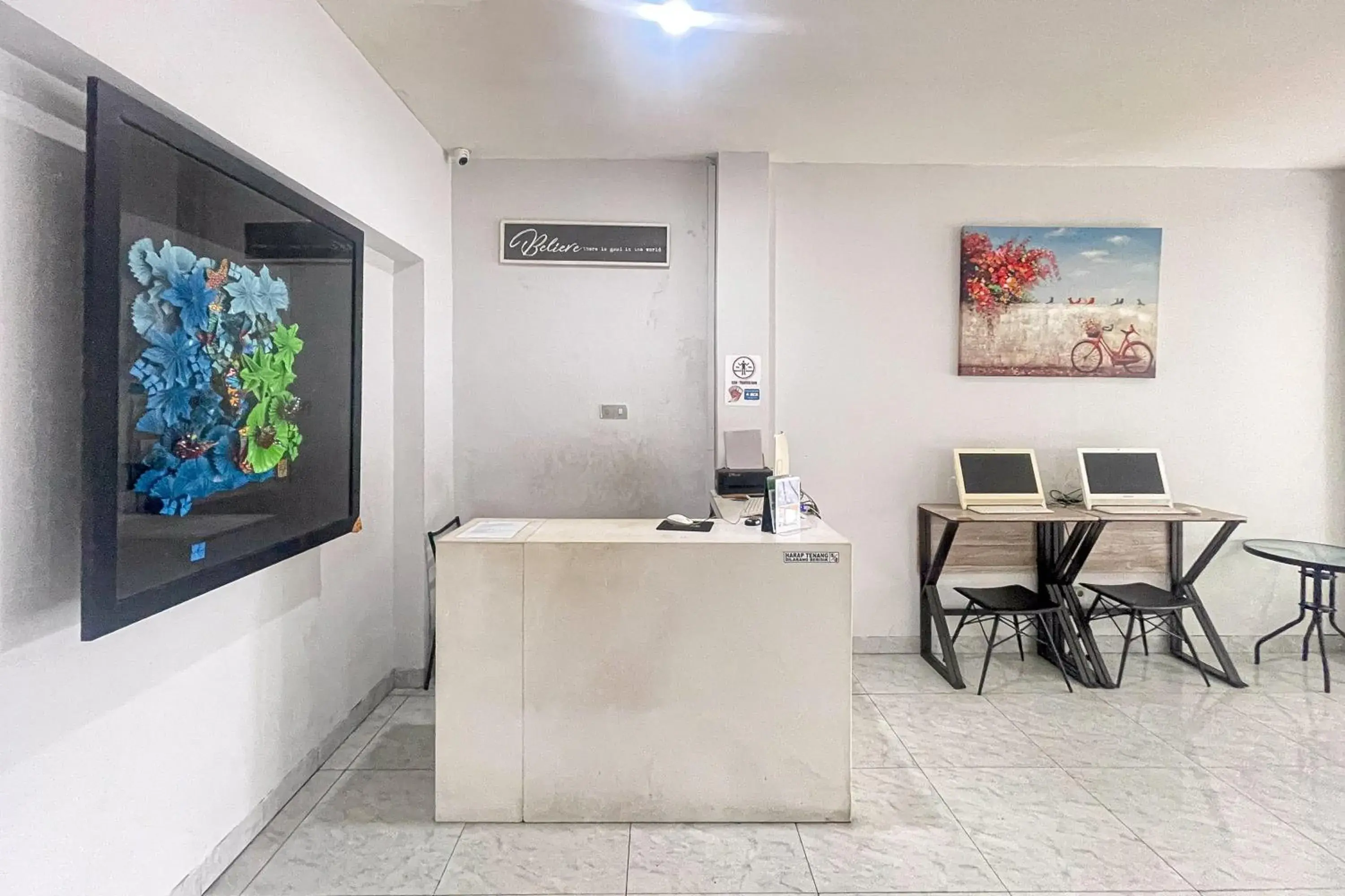 Lobby or reception in RedDoorz Hotel Capsule at Batu Tulis Lobby or reception in RedDoorz Hotel Capsule at Batu Tulis