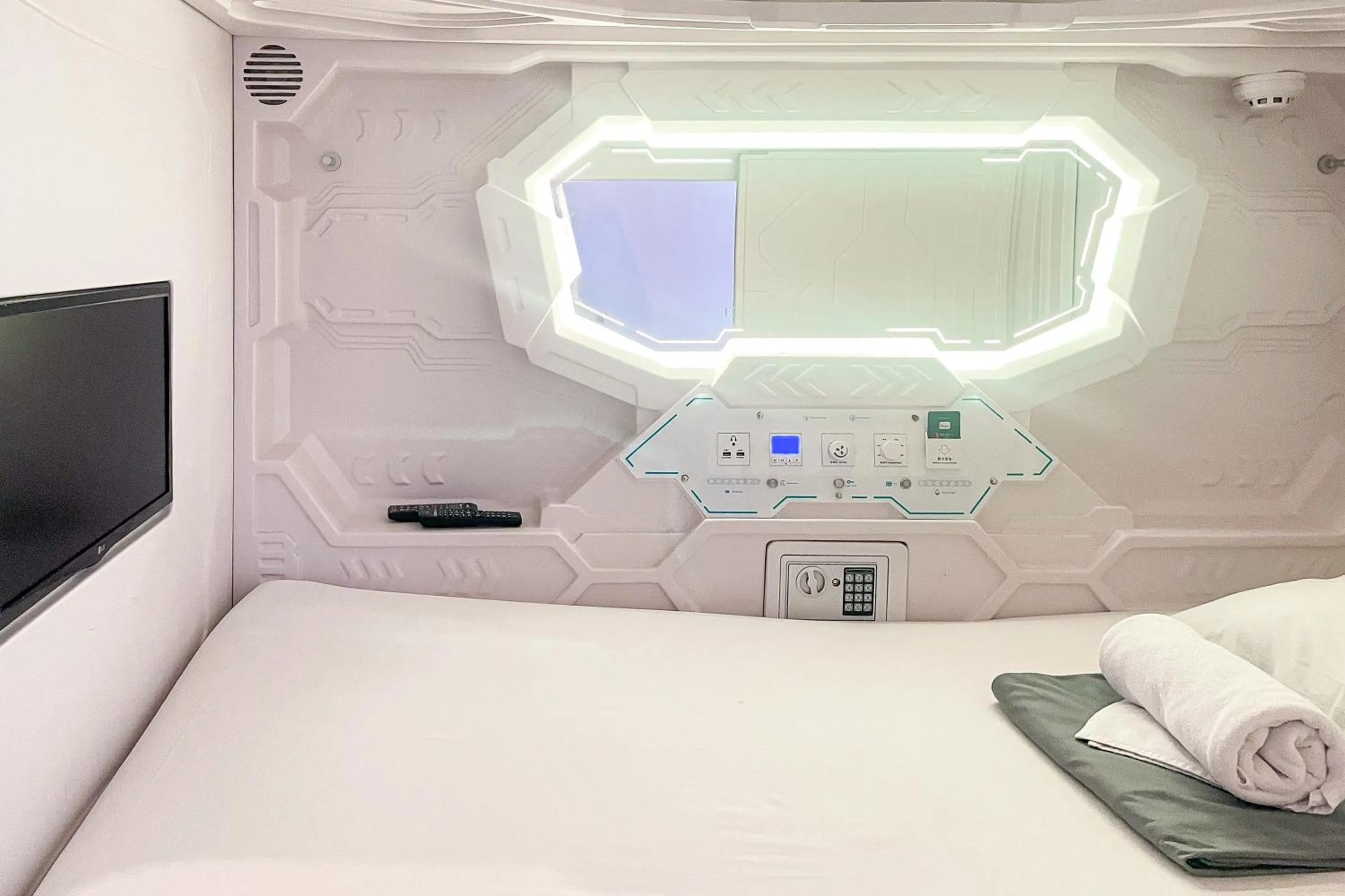 Bedroom in RedDoorz Hotel Capsule at Batu Tulis