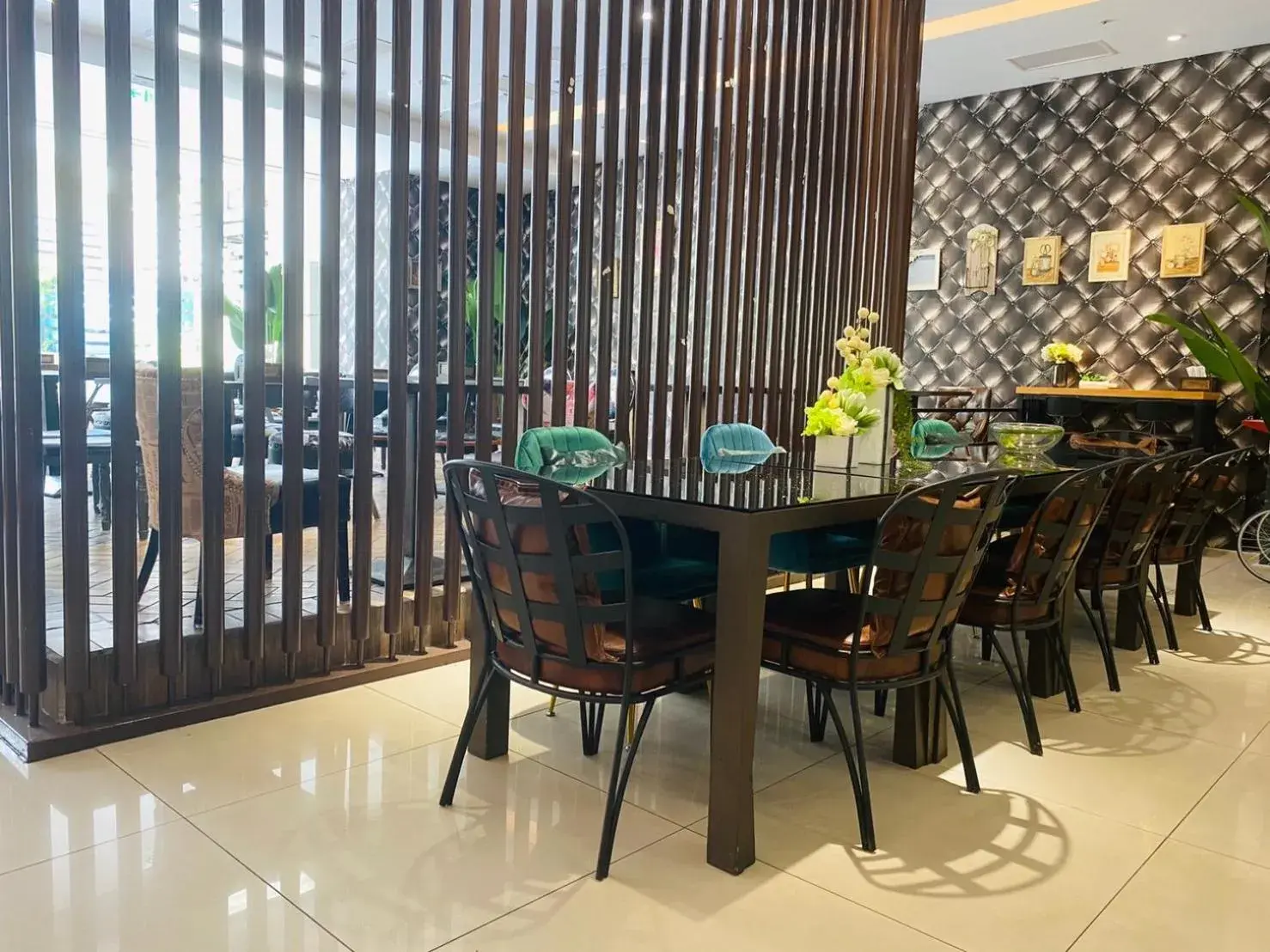 Restaurant/places to eat in Hotel Champs Elysées Restaurant/places to eat in Hotel Champs Elysées