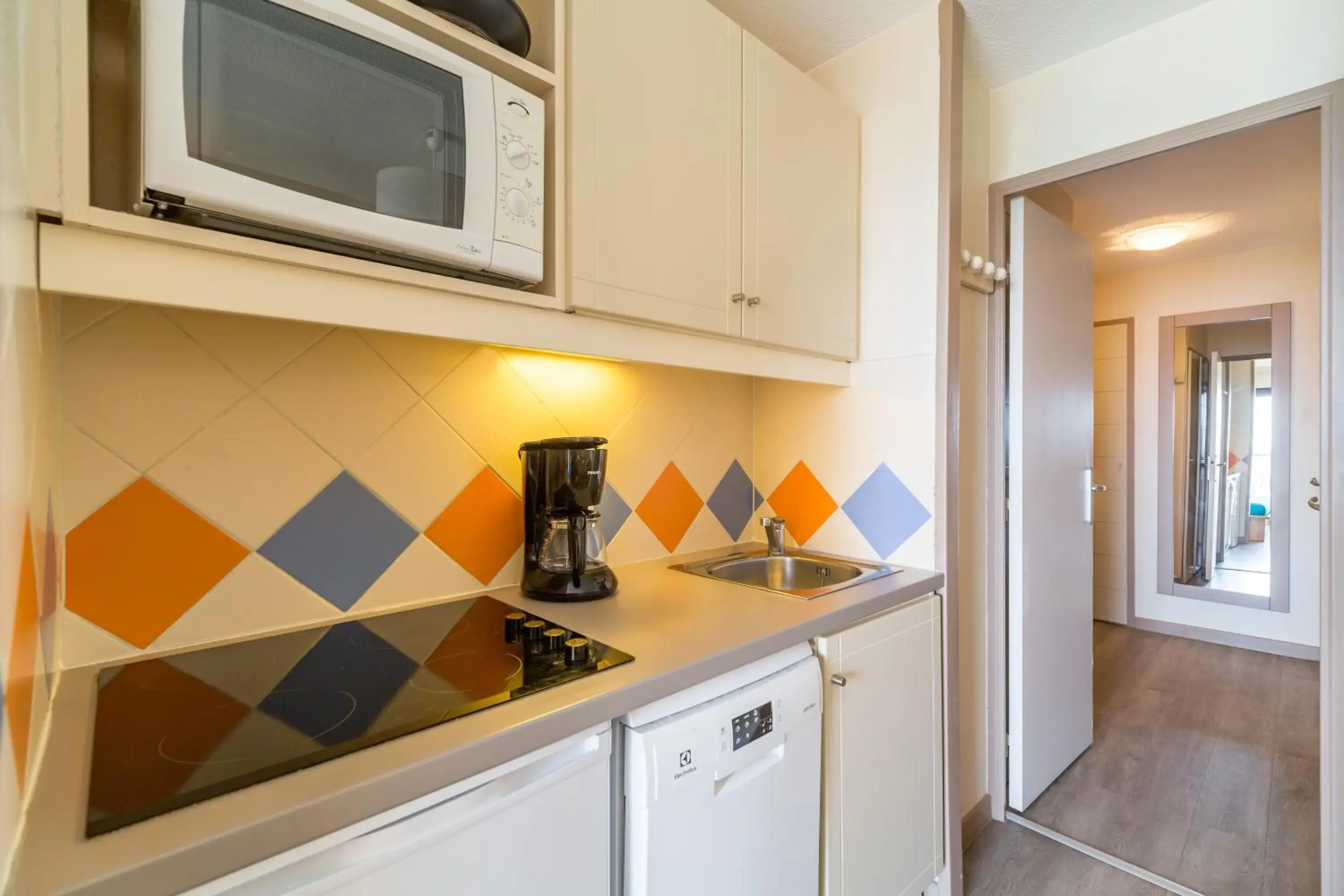 Studio with Sleeping Alcove and Terrace or Balcony (5 People) - Sea View in Résidence Pierre & Vacances Cannes Verrerie Studio with Sleeping Alcove and Terrace or Balcony (5 People) - Sea View in Résidence Pierre & Vacances Cannes Verrerie
