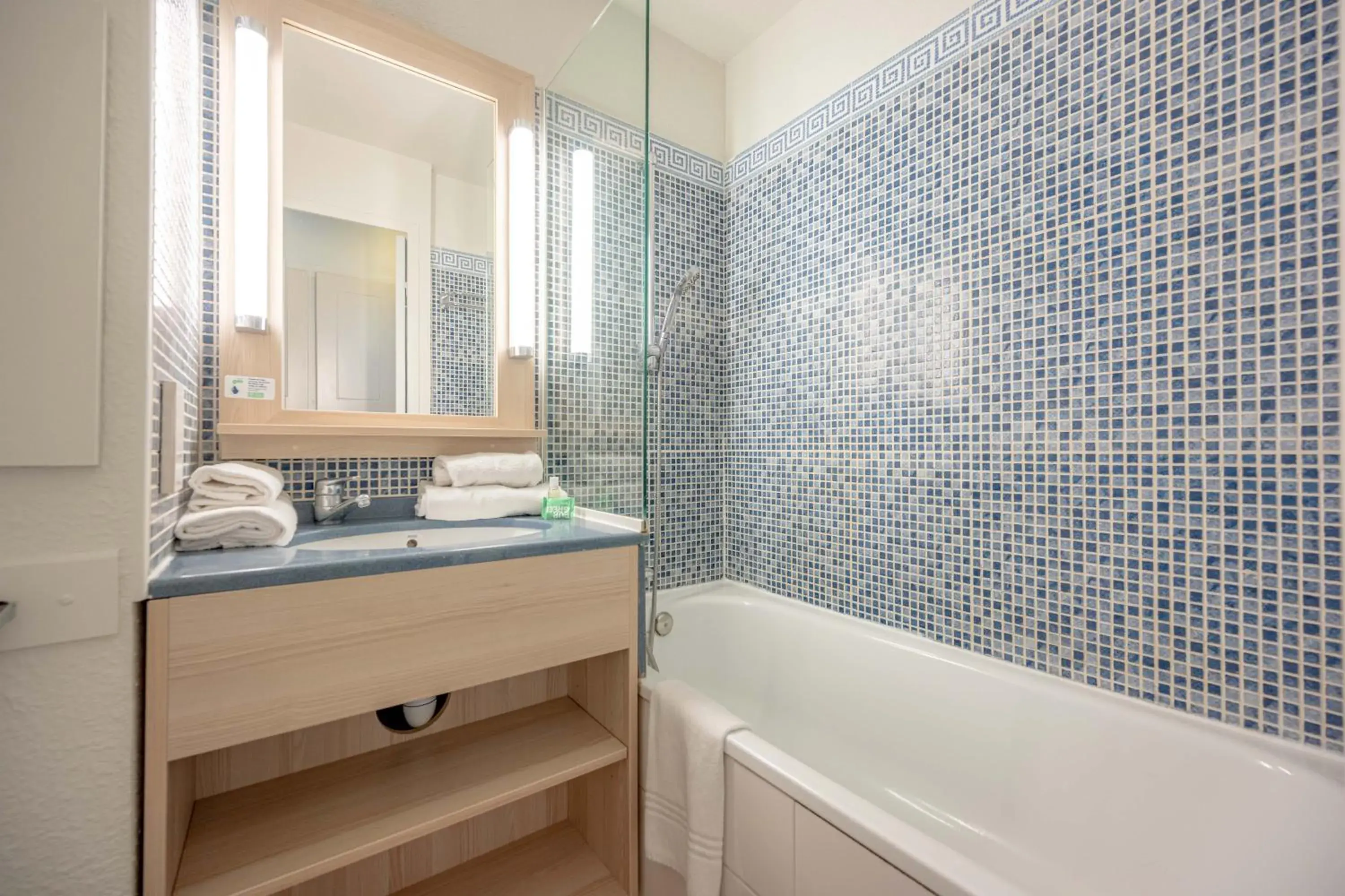 Bathroom, Bed in Résidence Pierre & Vacances Cannes Verrerie Bathroom, Bed in Résidence Pierre & Vacances Cannes Verrerie