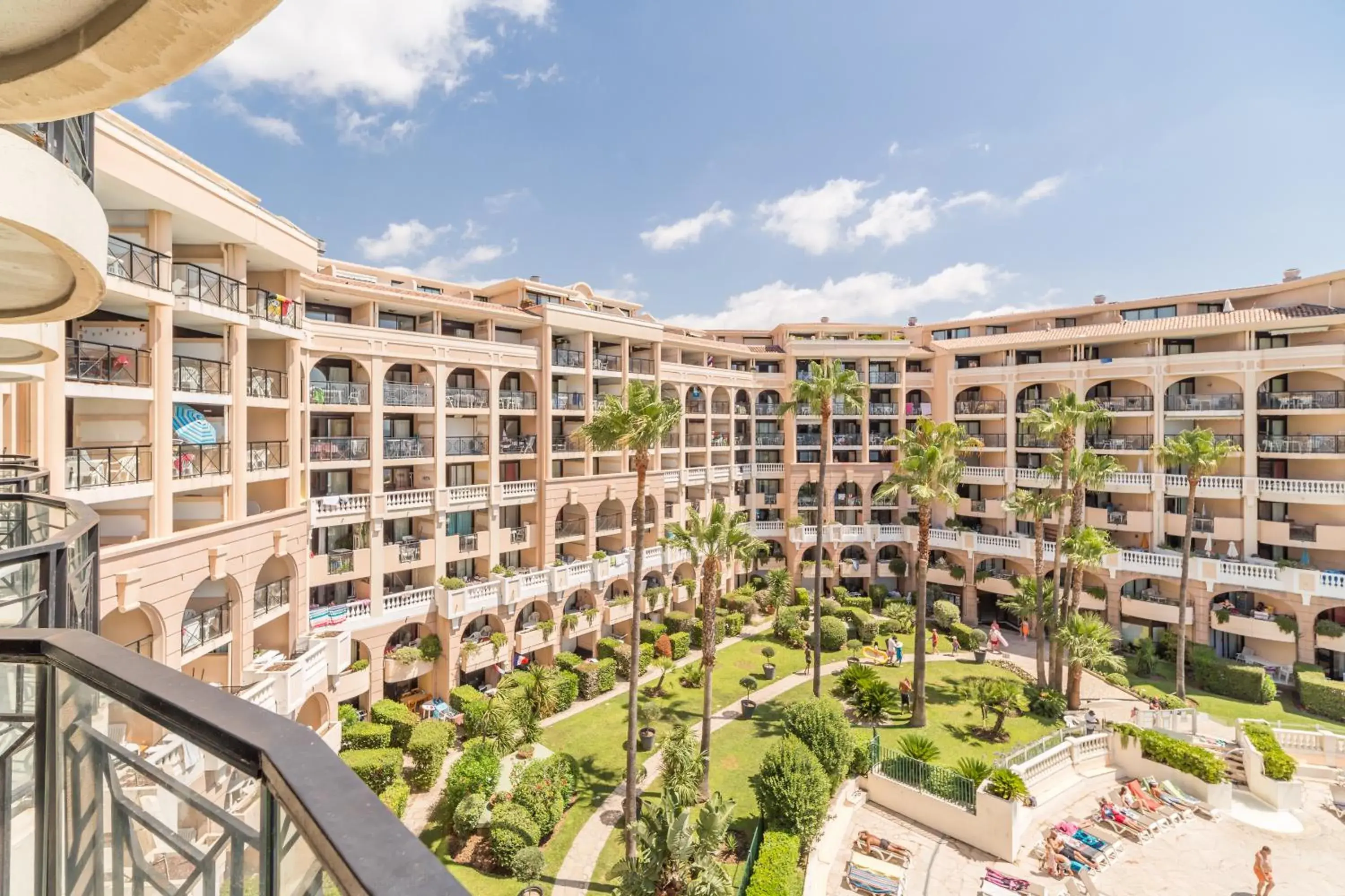 Property building in Résidence Pierre & Vacances Cannes Verrerie Property building in Résidence Pierre & Vacances Cannes Verrerie