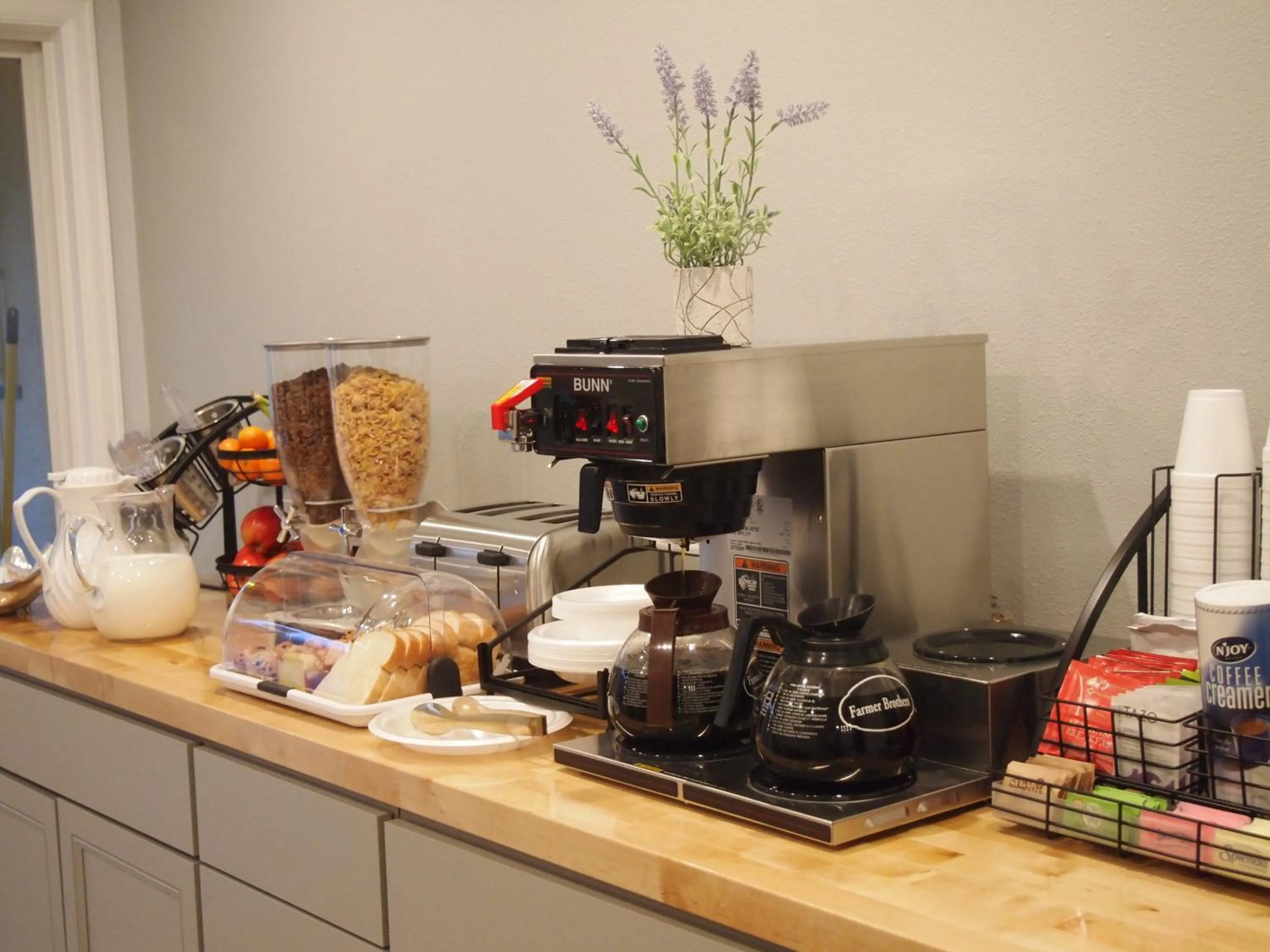 Coffee/tea facilities in Eagle Motel