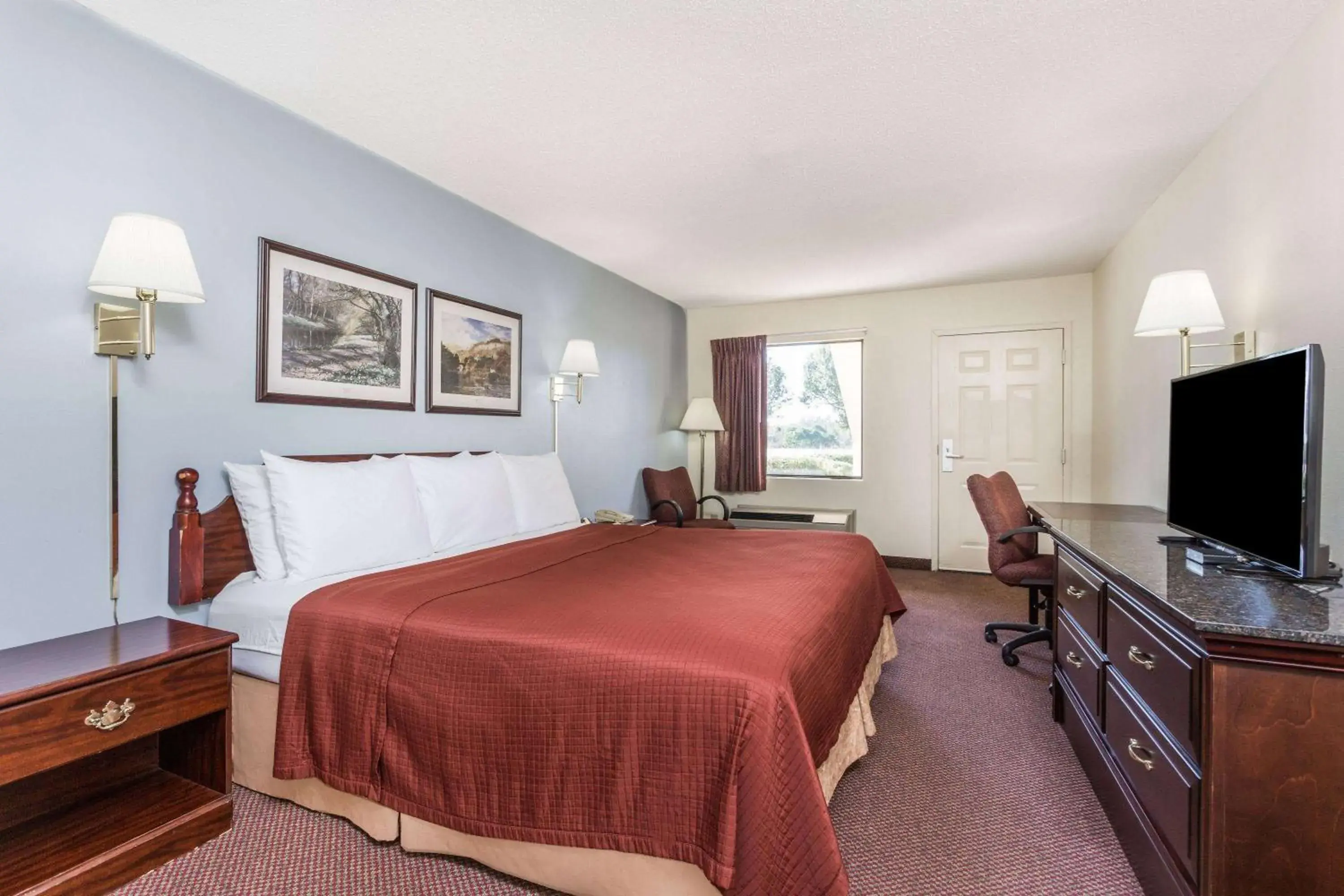 Photo of the whole room, Bed in Days Inn by Wyndham Royston Photo of the whole room, Bed in Days Inn by Wyndham Royston