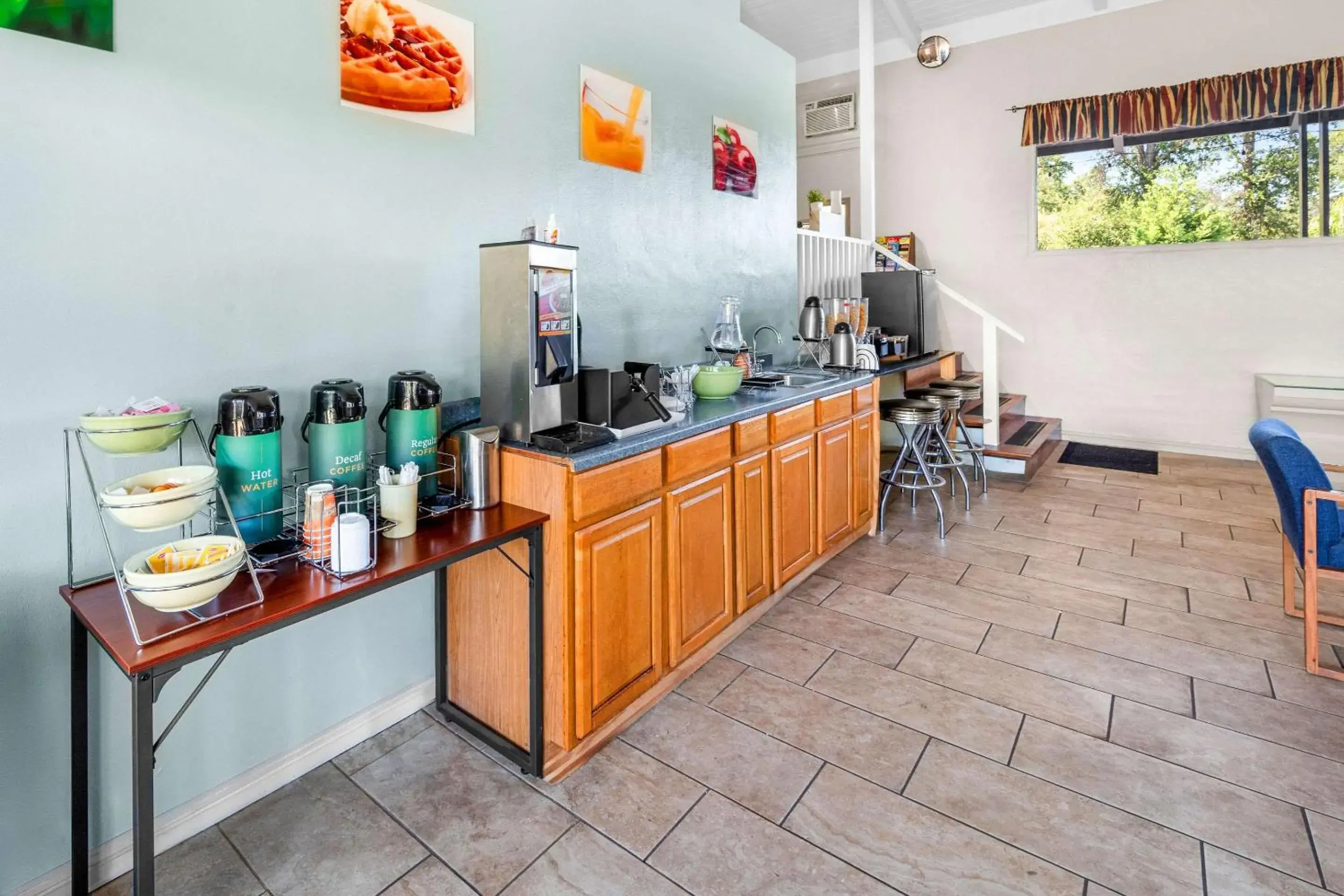 Breakfast in Quality Inn & Suites Breakfast in Quality Inn & Suites