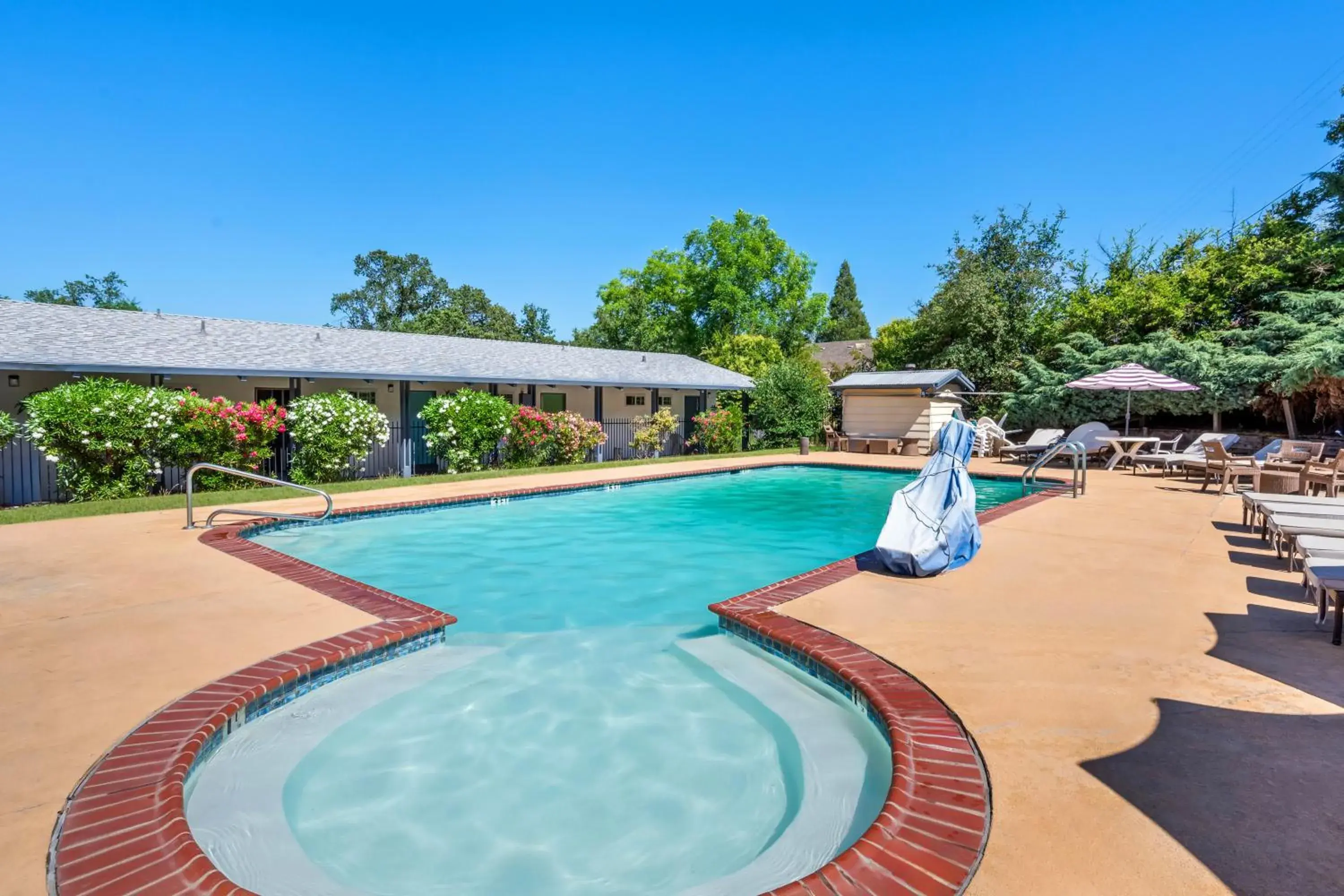 Swimming pool in Quality Inn & Suites Swimming pool in Quality Inn & Suites