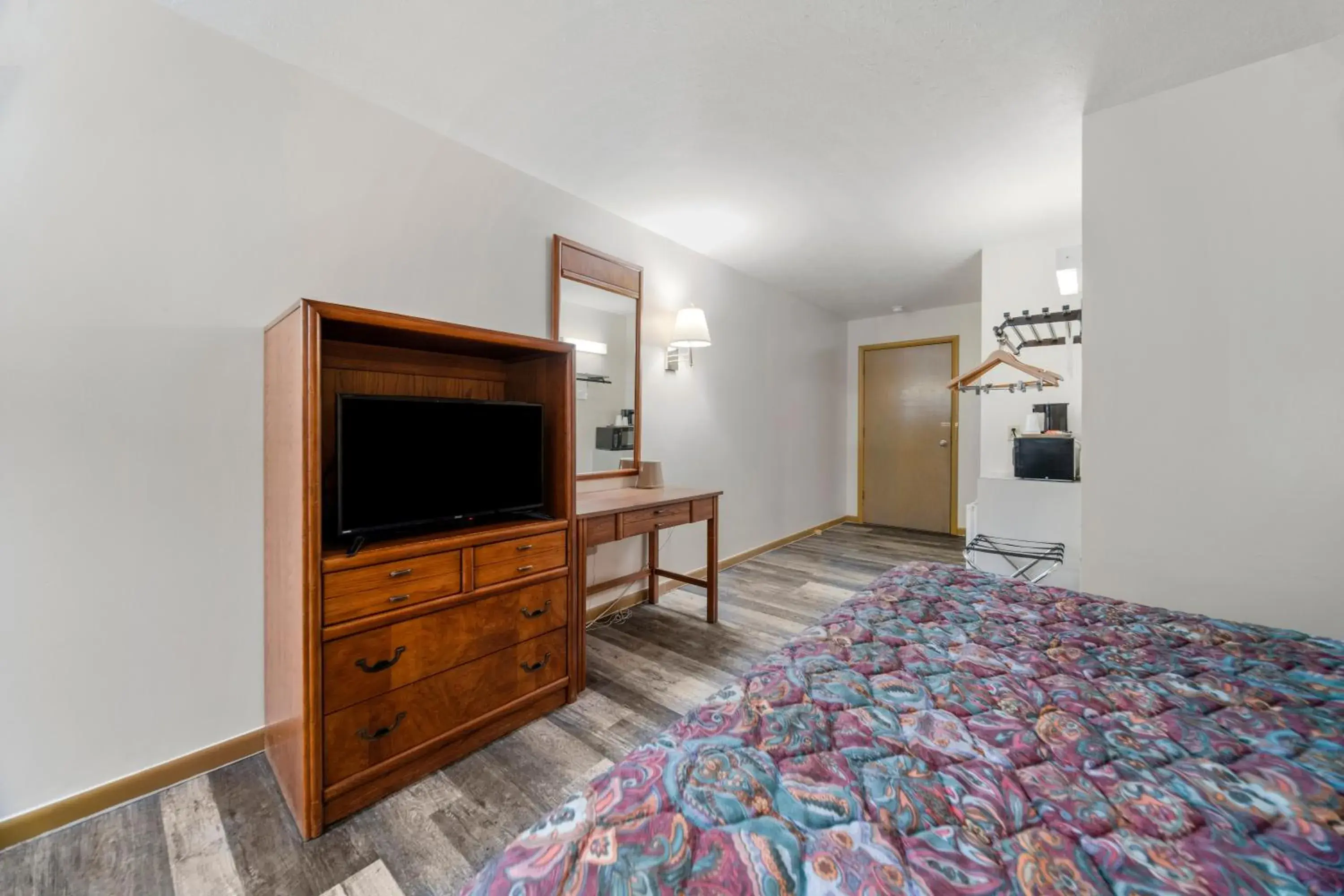 Queen Room - Disability Access in Executive Inn Queen Room - Disability Access in Executive Inn