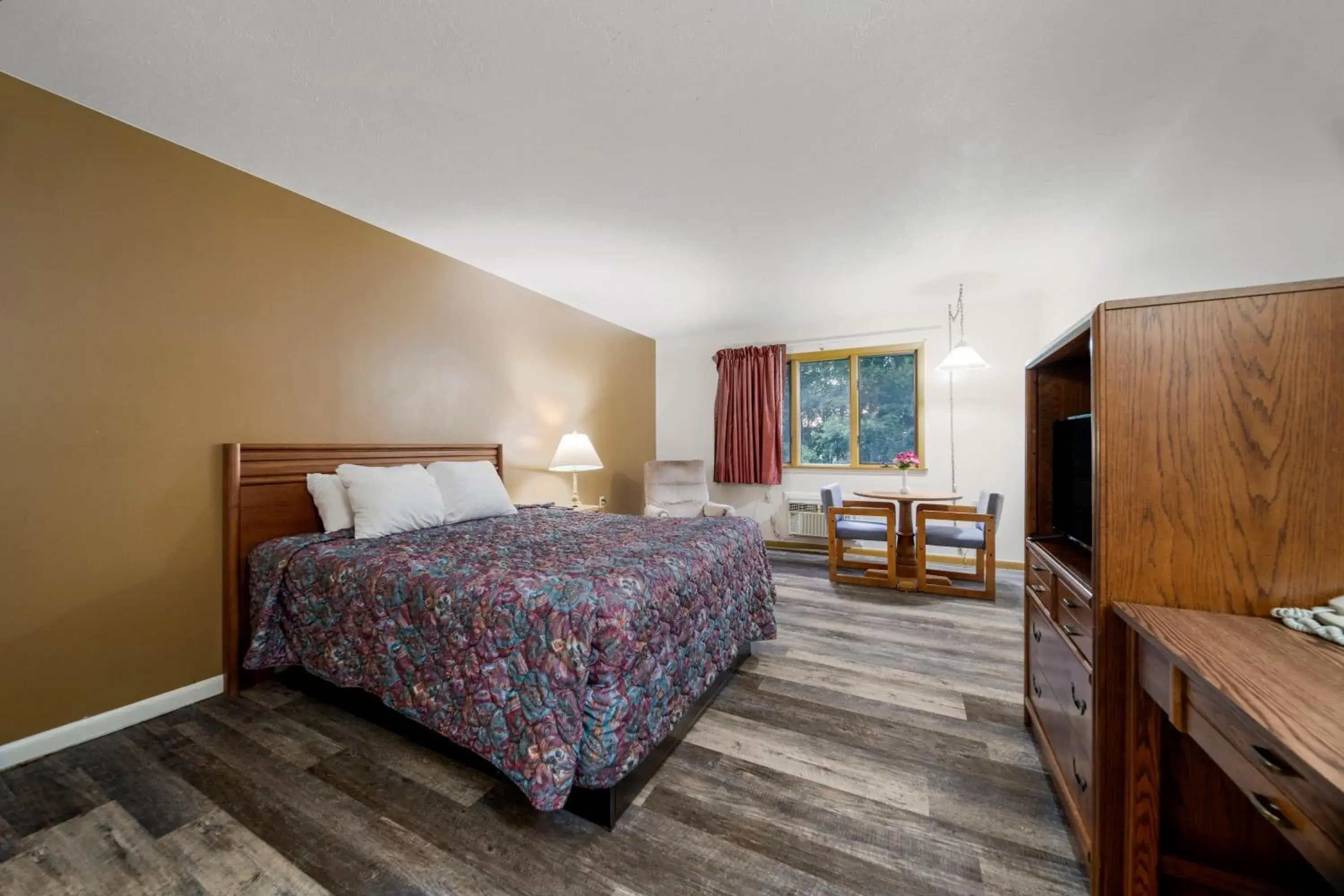 Queen Room - Disability Access in Executive Inn Queen Room - Disability Access in Executive Inn