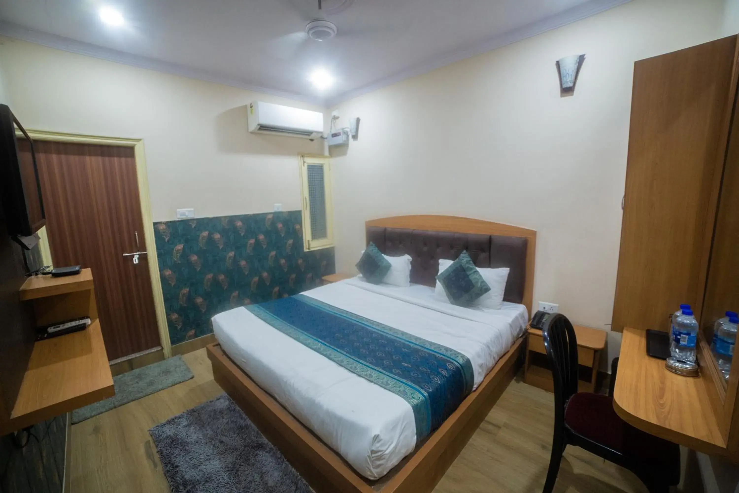 Photo of the whole room, Bed in The Century Plaza Hotel Photo of the whole room, Bed in The Century Plaza Hotel