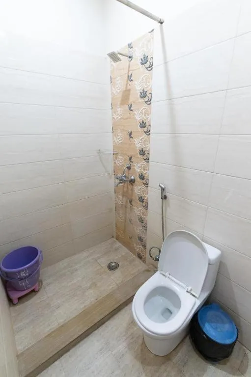 Shower in The Century Plaza Hotel