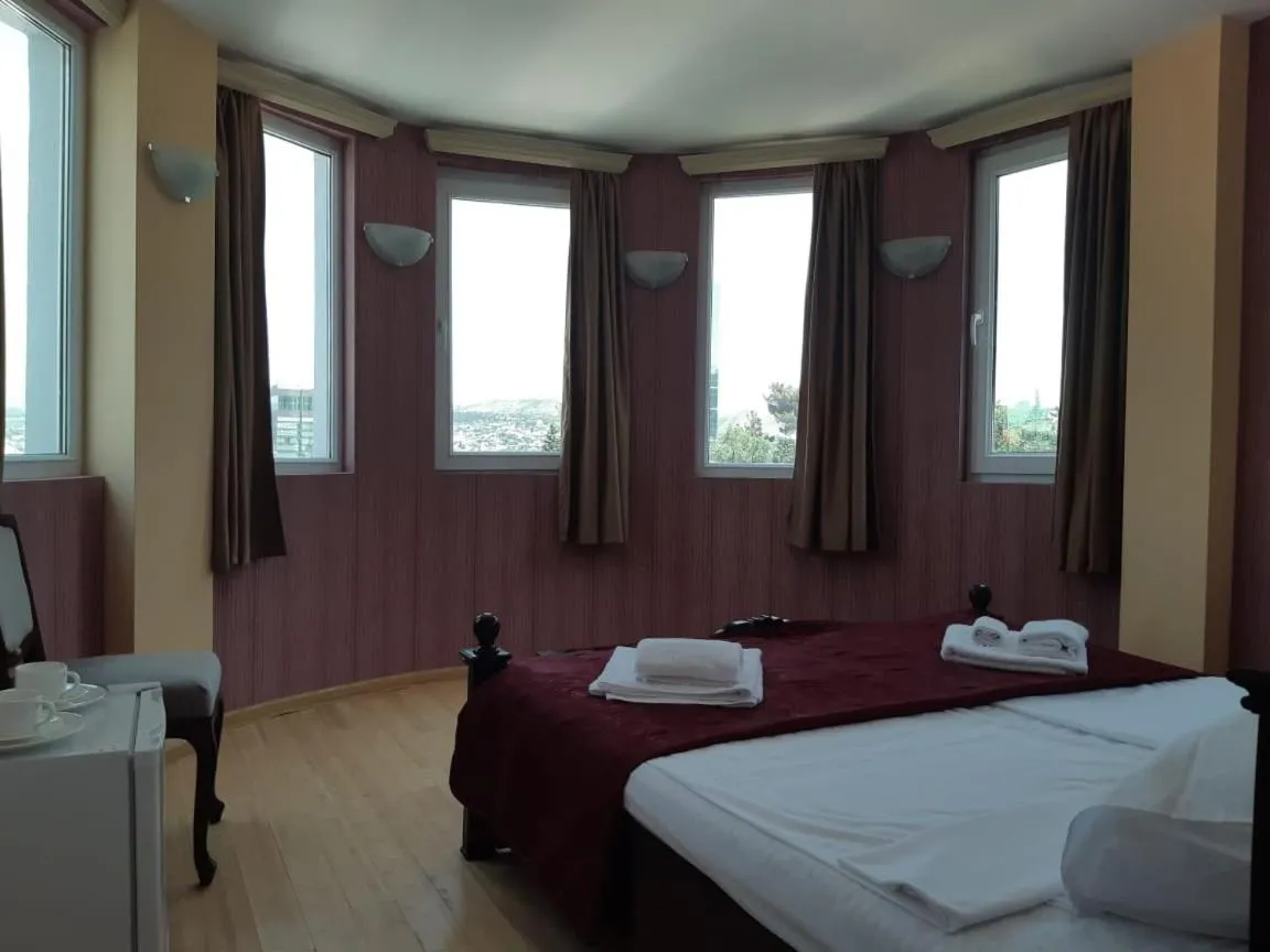 Deluxe King Room in Twins Hotel