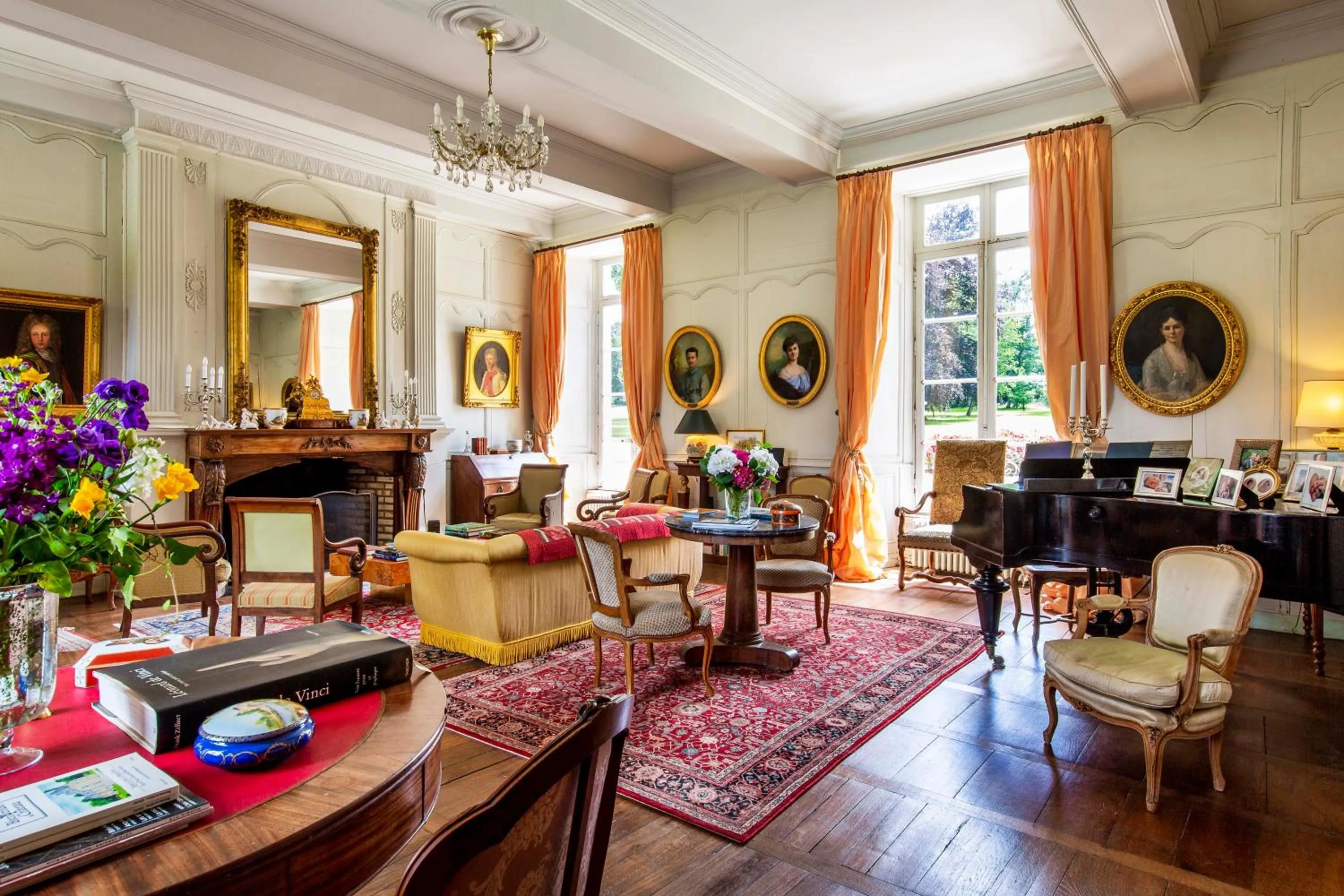 Lounge or bar in Chateau de la Villedubois