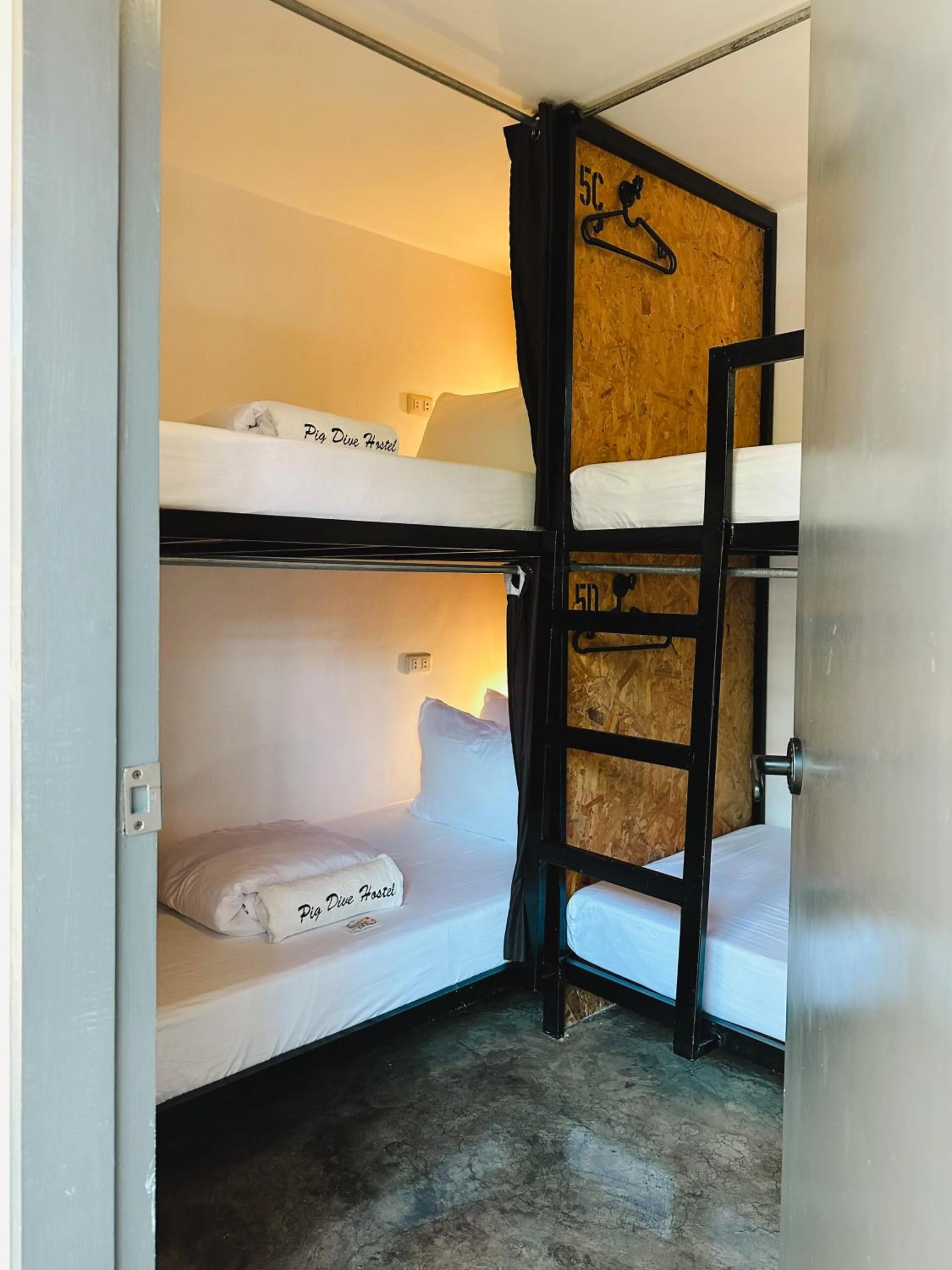 bunk bed, Bed in Pig Dive Hostel Moalboal