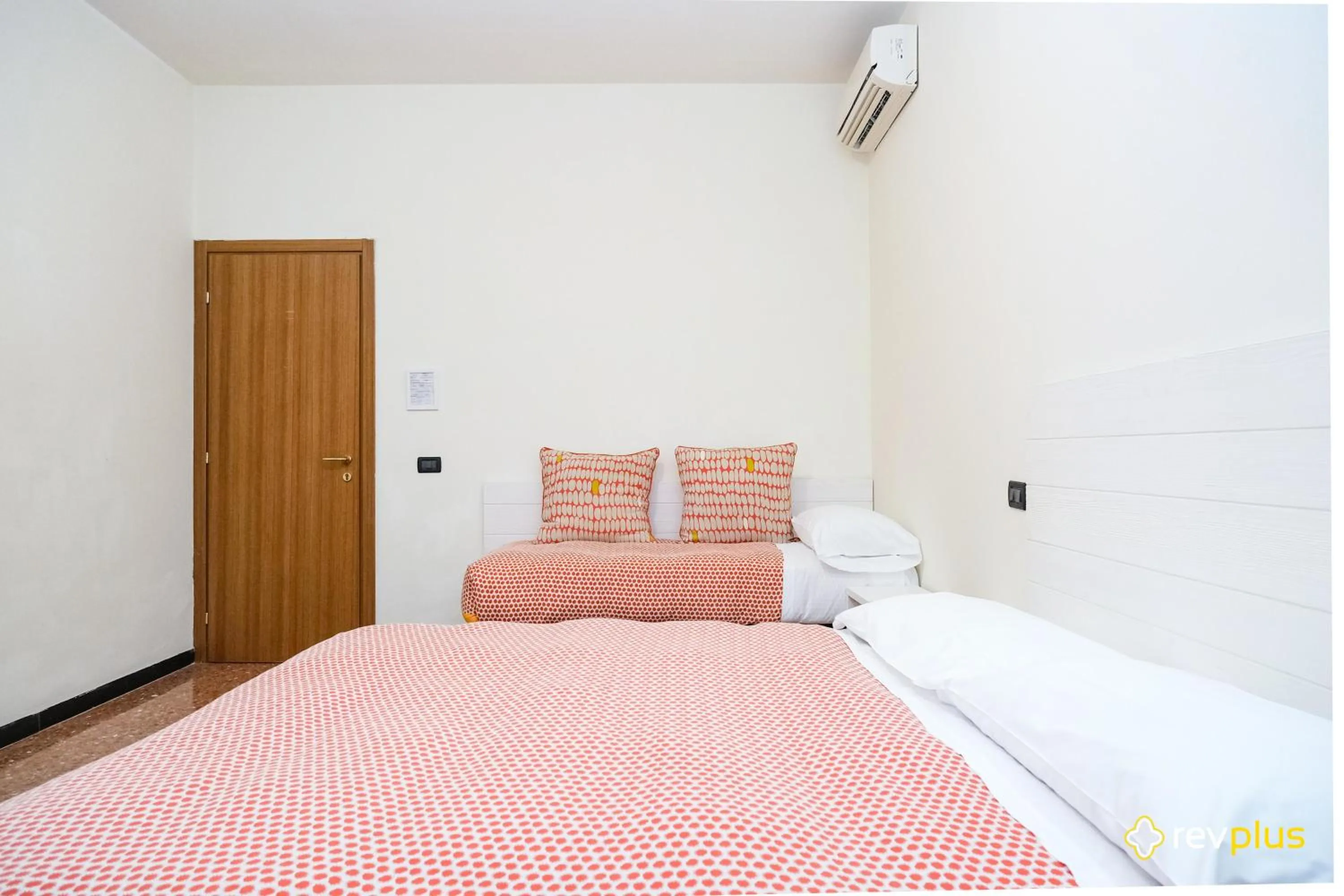 Photo of the whole room, Bed in Lia Rooms 3