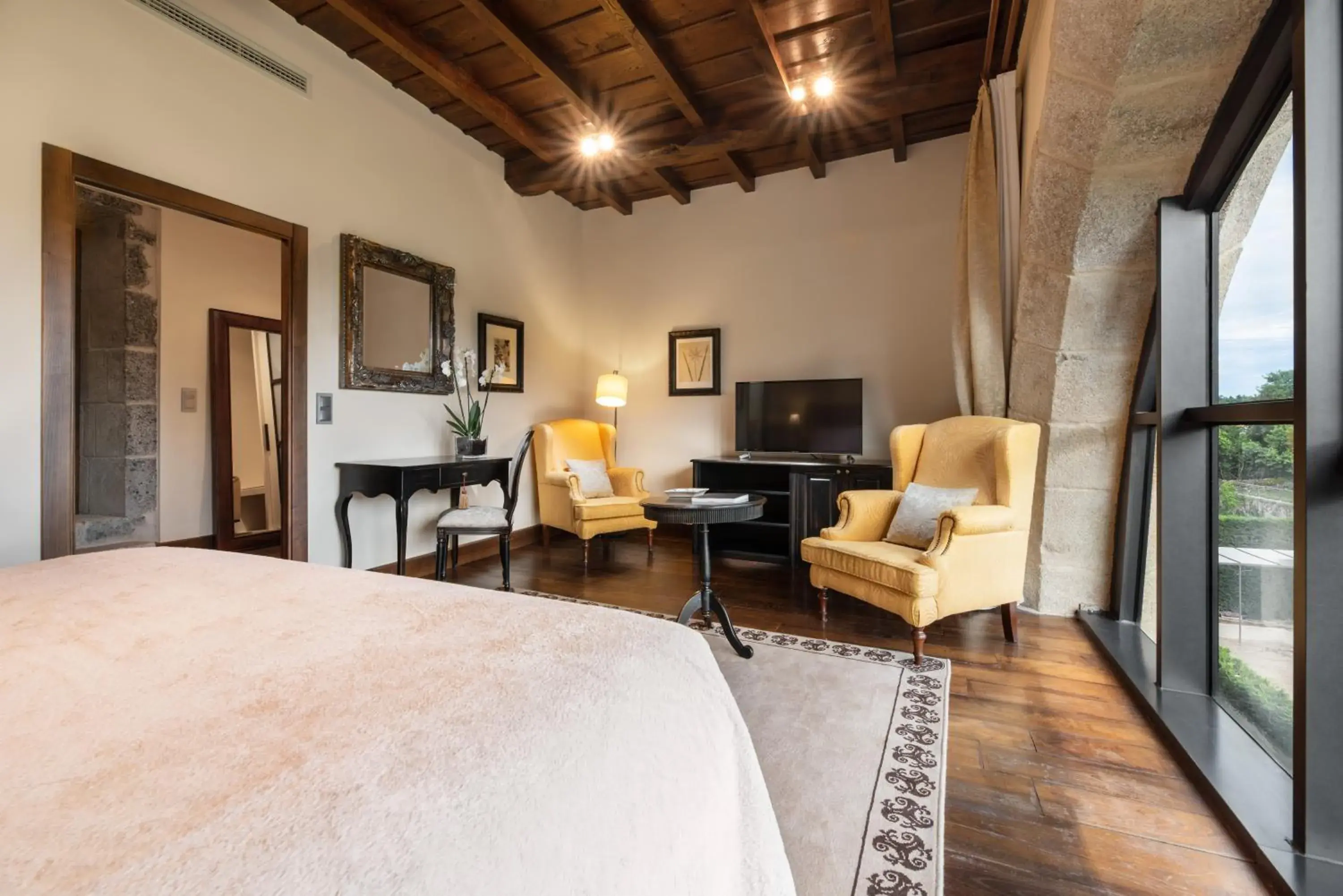 Photo of the whole room, Bed in Áurea Palacio de Sober by Eurostars Hotel Company Photo of the whole room, Bed in Áurea Palacio de Sober by Eurostars Hotel Company