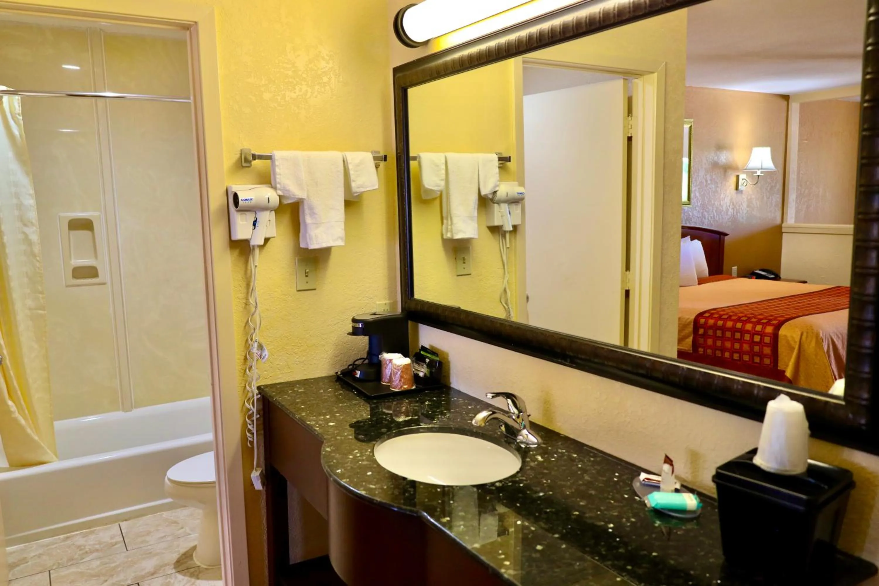 Bathroom, Bed in Regency Inn & Suites