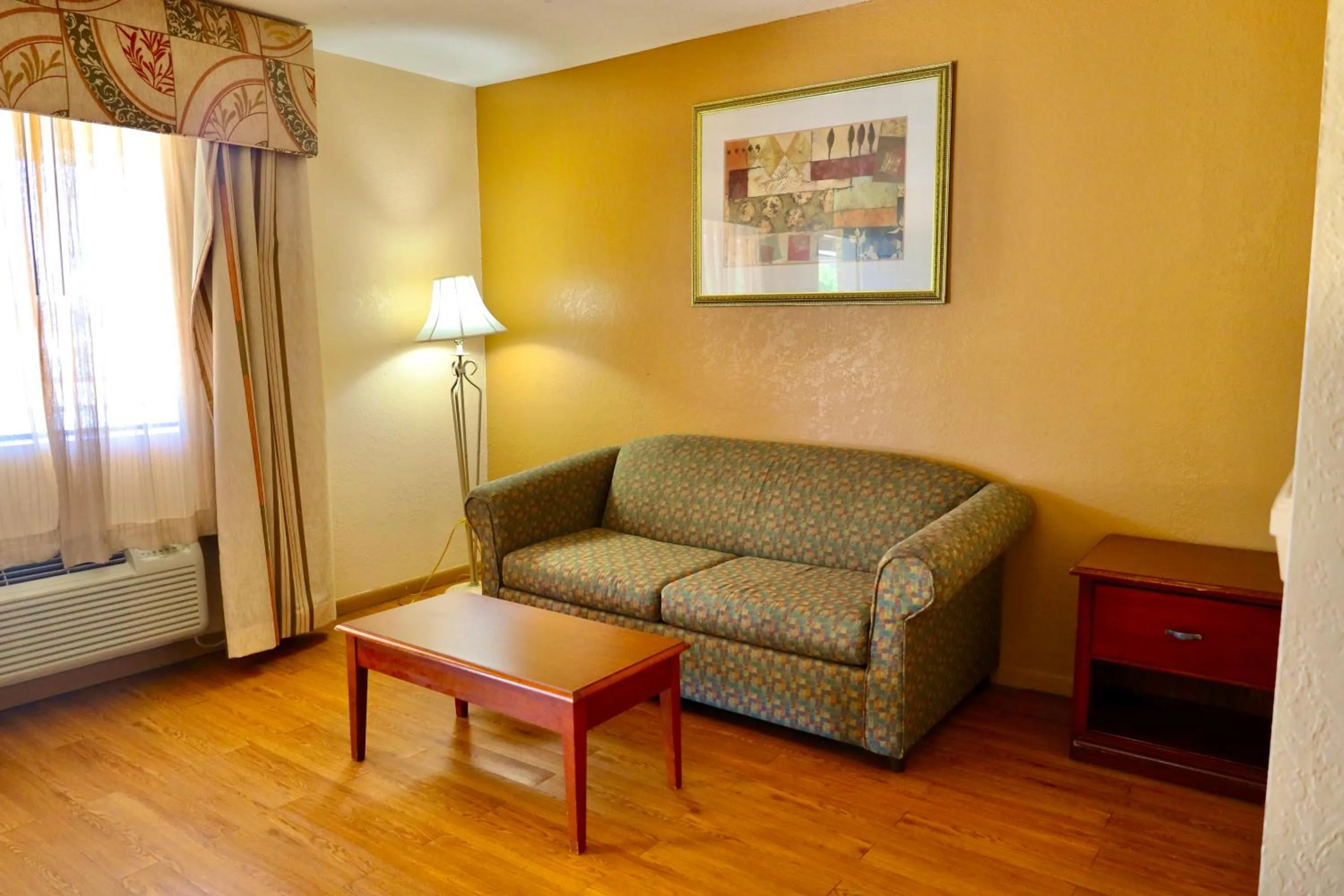 Living room in Regency Inn & Suites