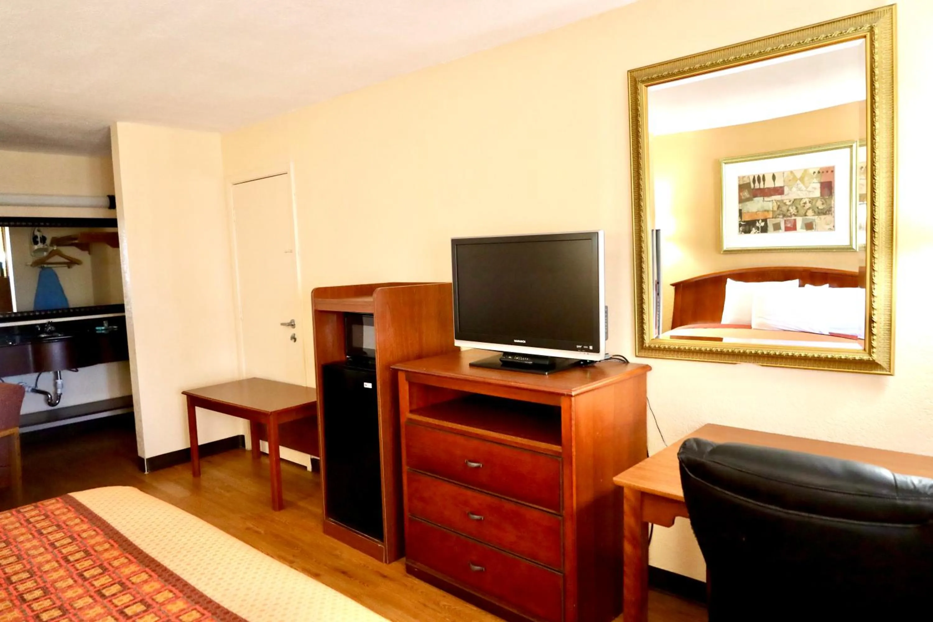 TV and multimedia in Regency Inn & Suites