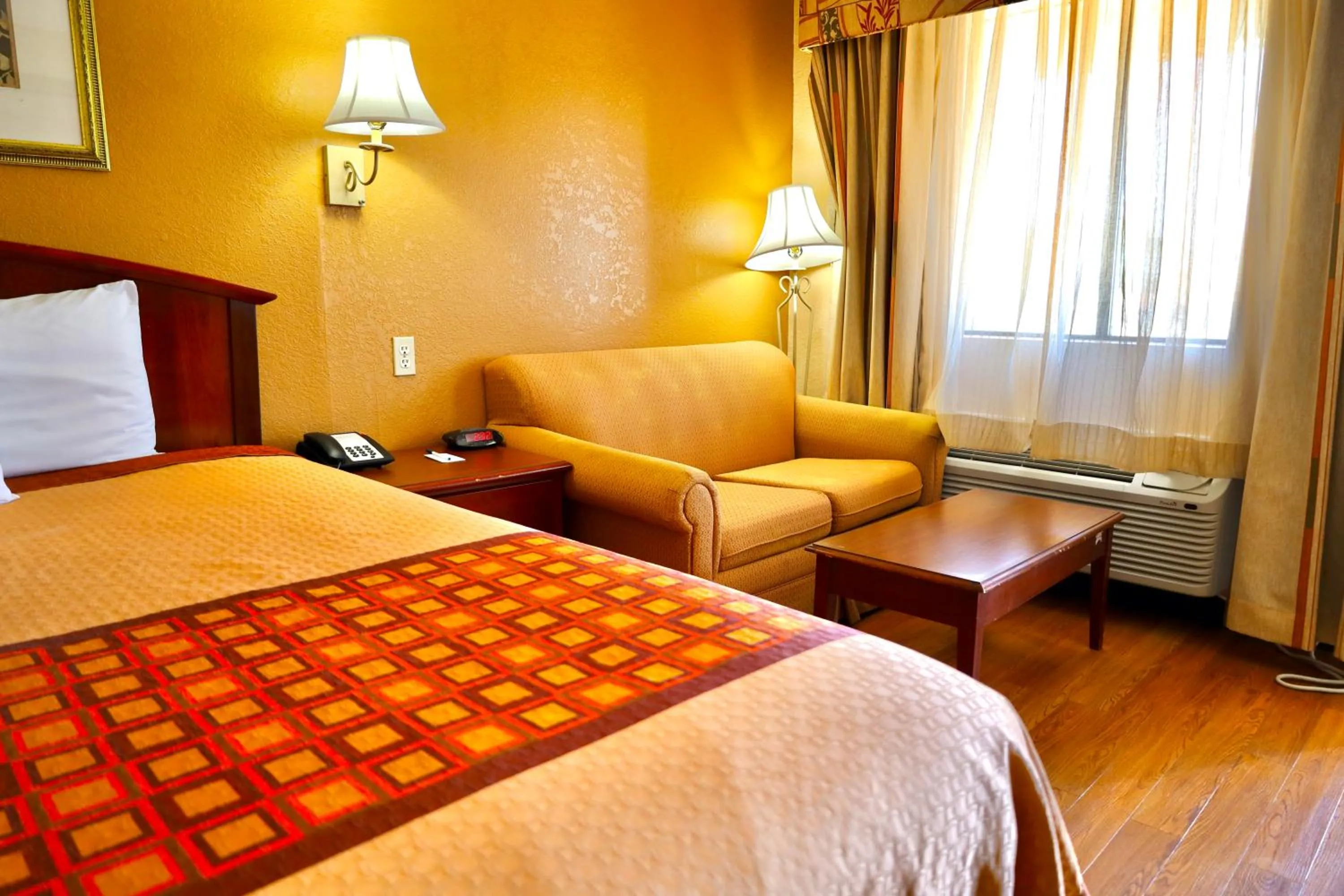 Living room, Bed in Regency Inn & Suites