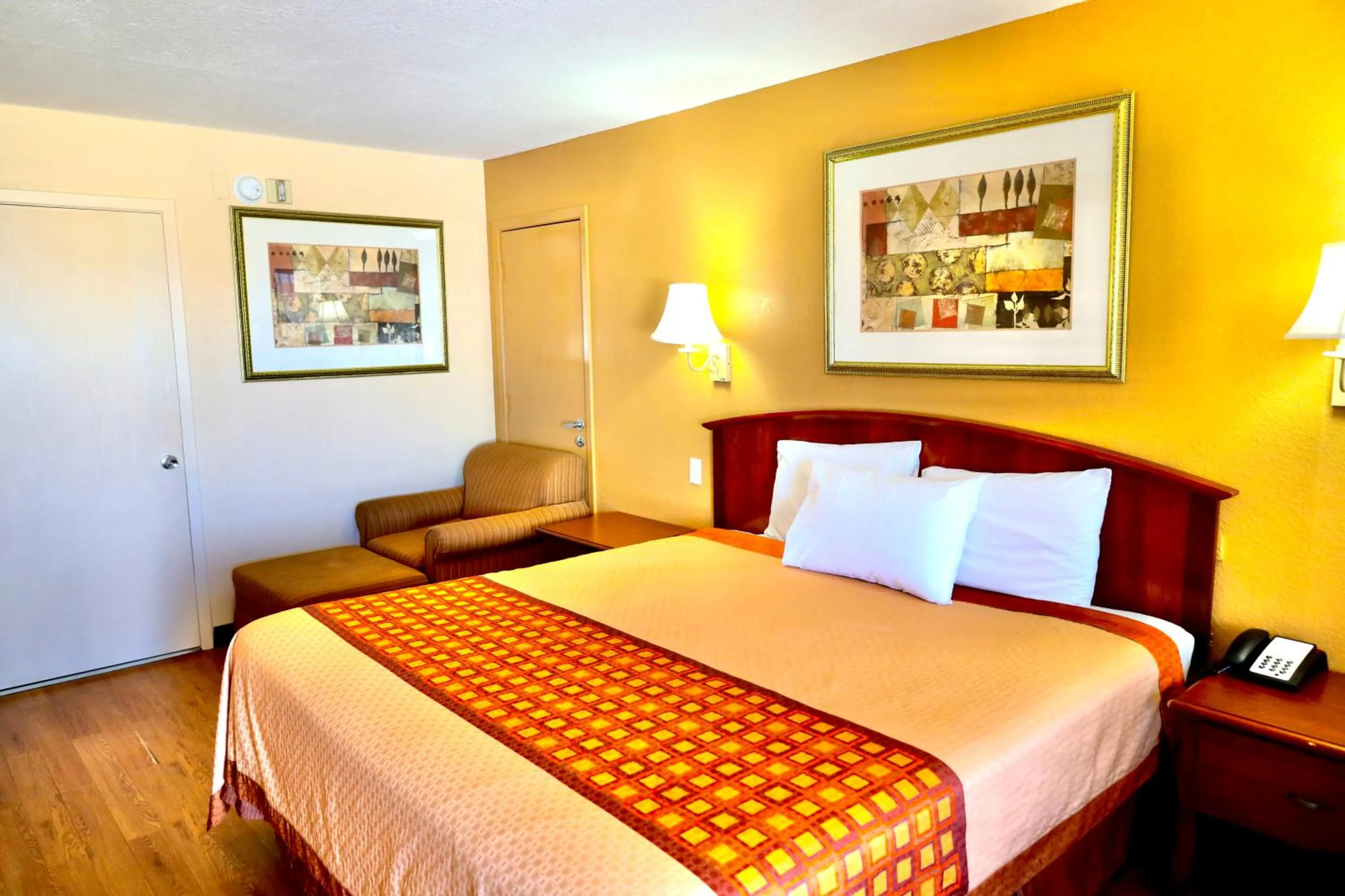 Bedroom, Bed in Regency Inn & Suites