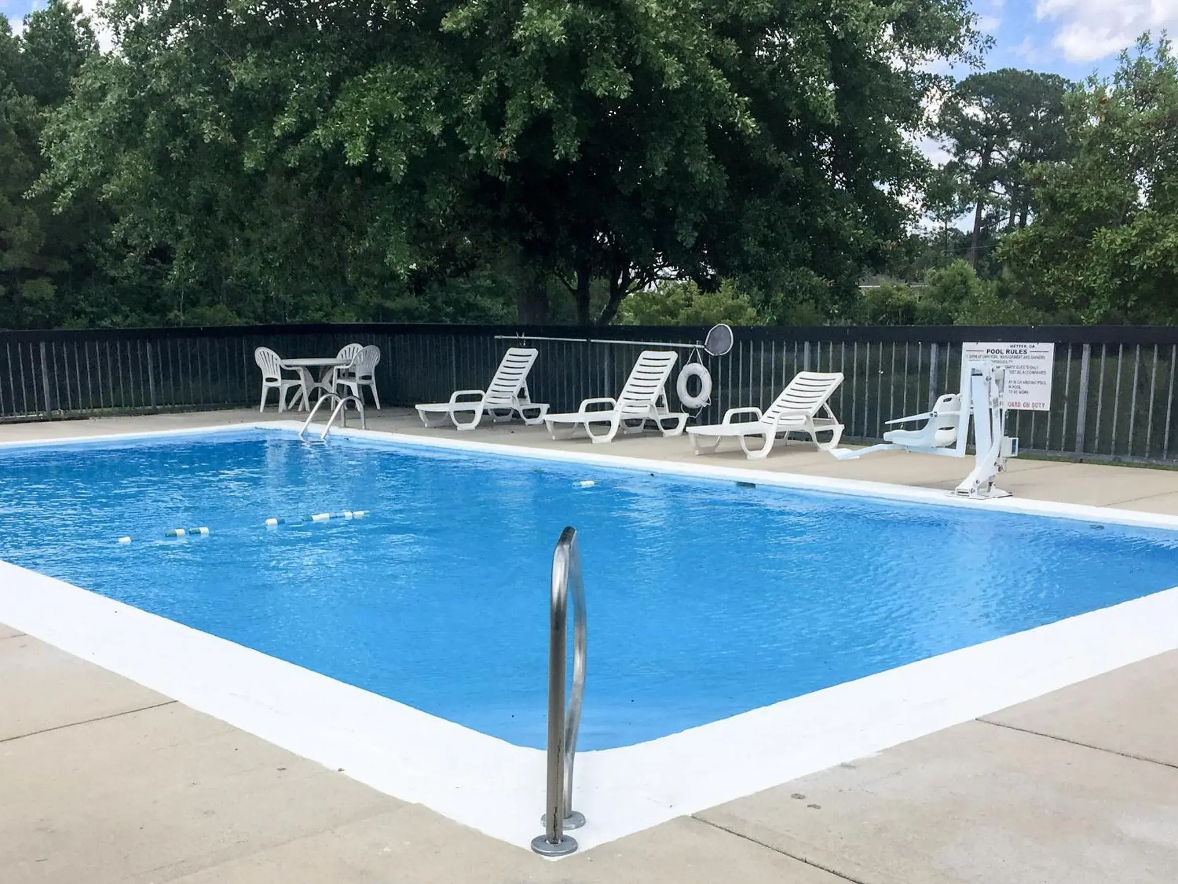 Swimming Pool in Econo Lodge Swimming Pool in Econo Lodge