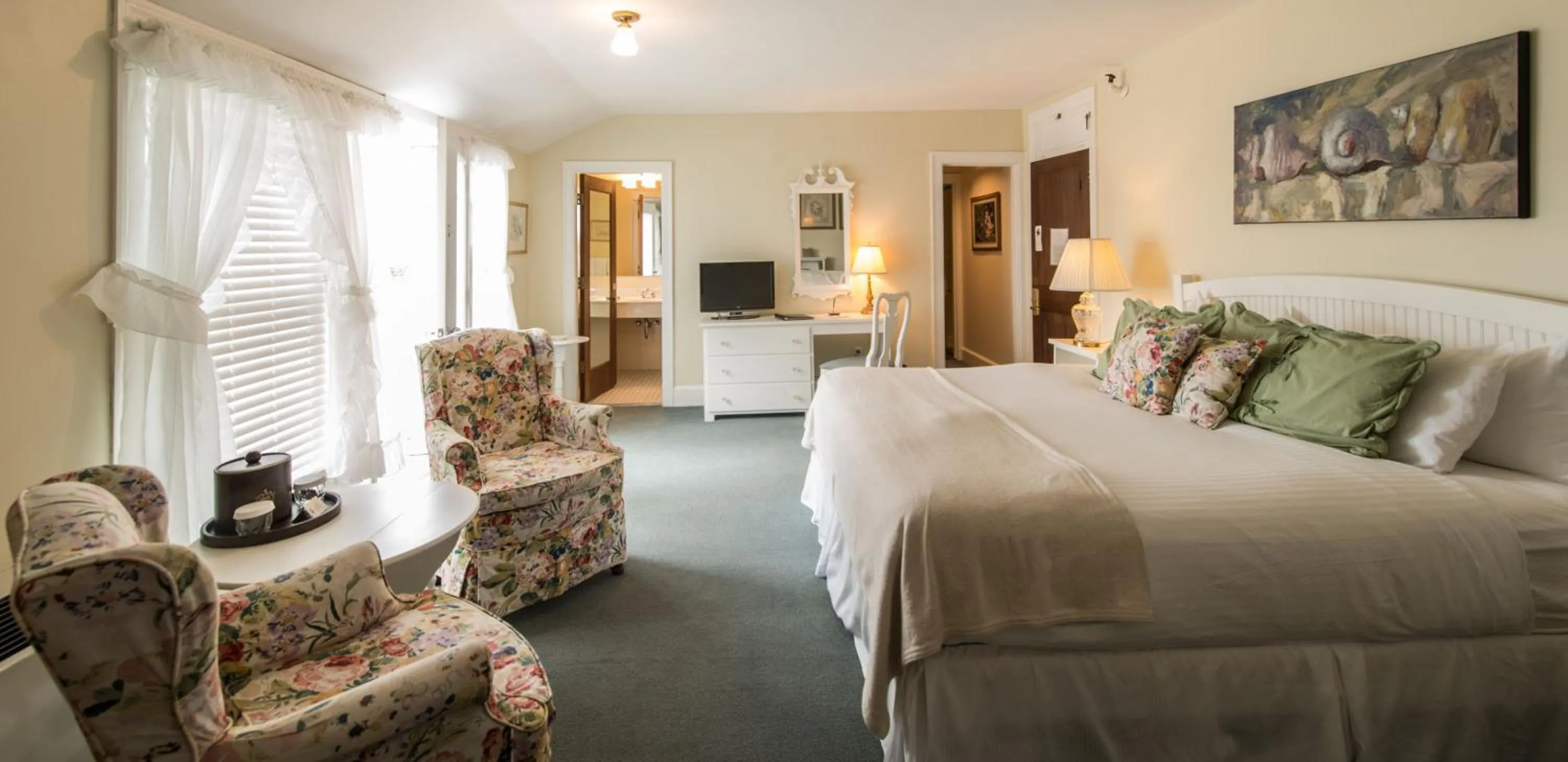 Photo of the whole room, Bed in Black Point Inn
