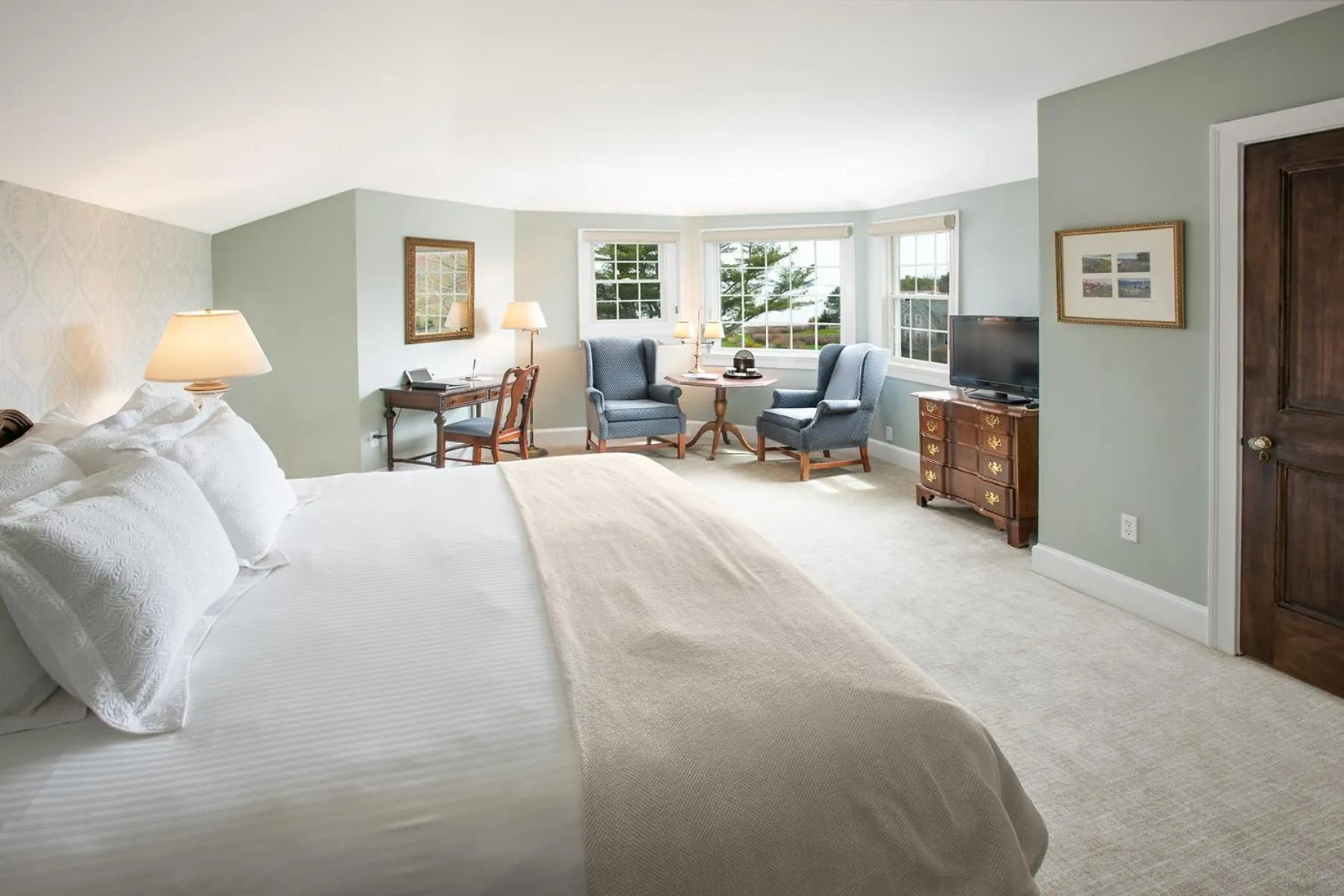 Photo of the whole room, Bed in Black Point Inn