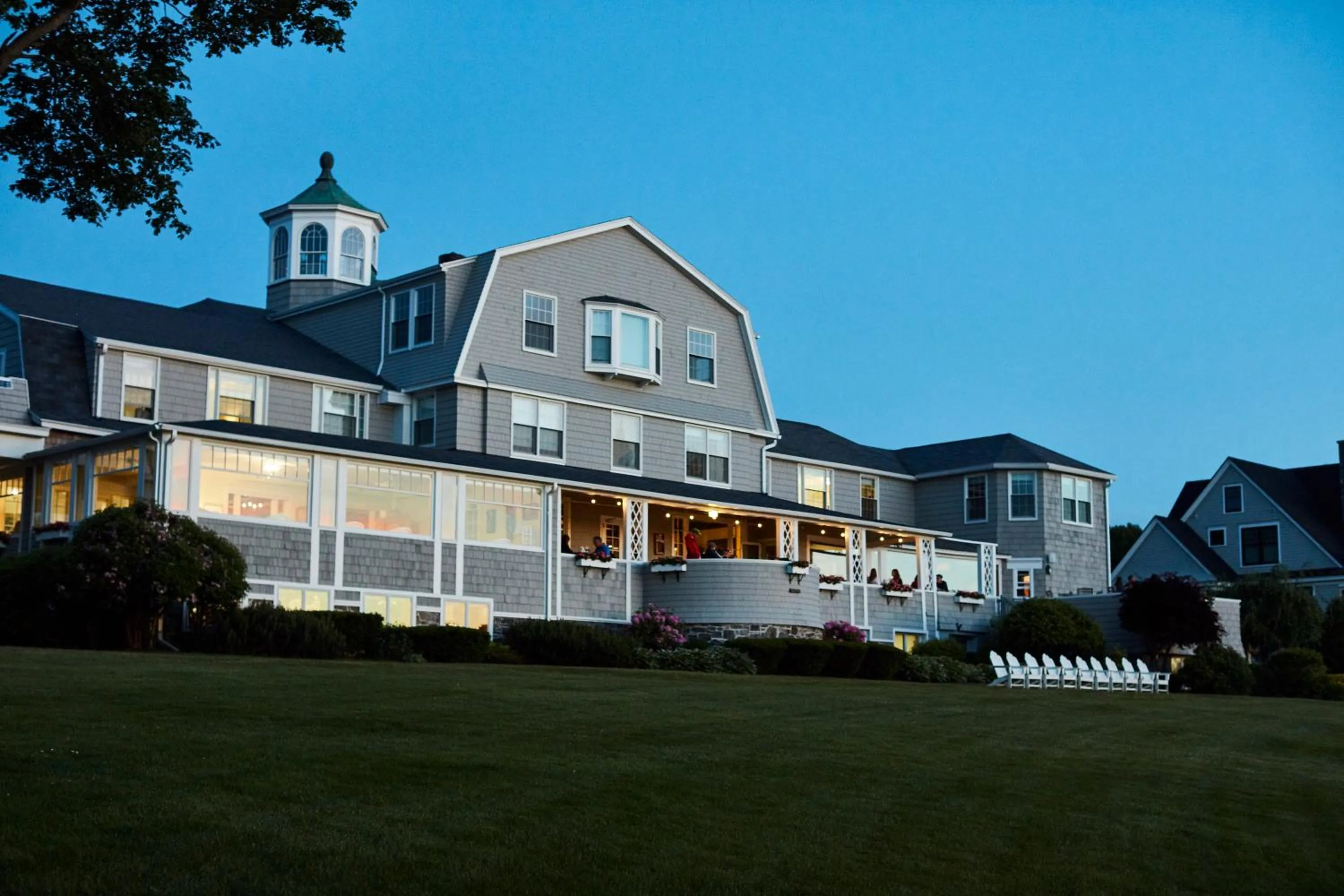 Facade/entrance in Black Point Inn