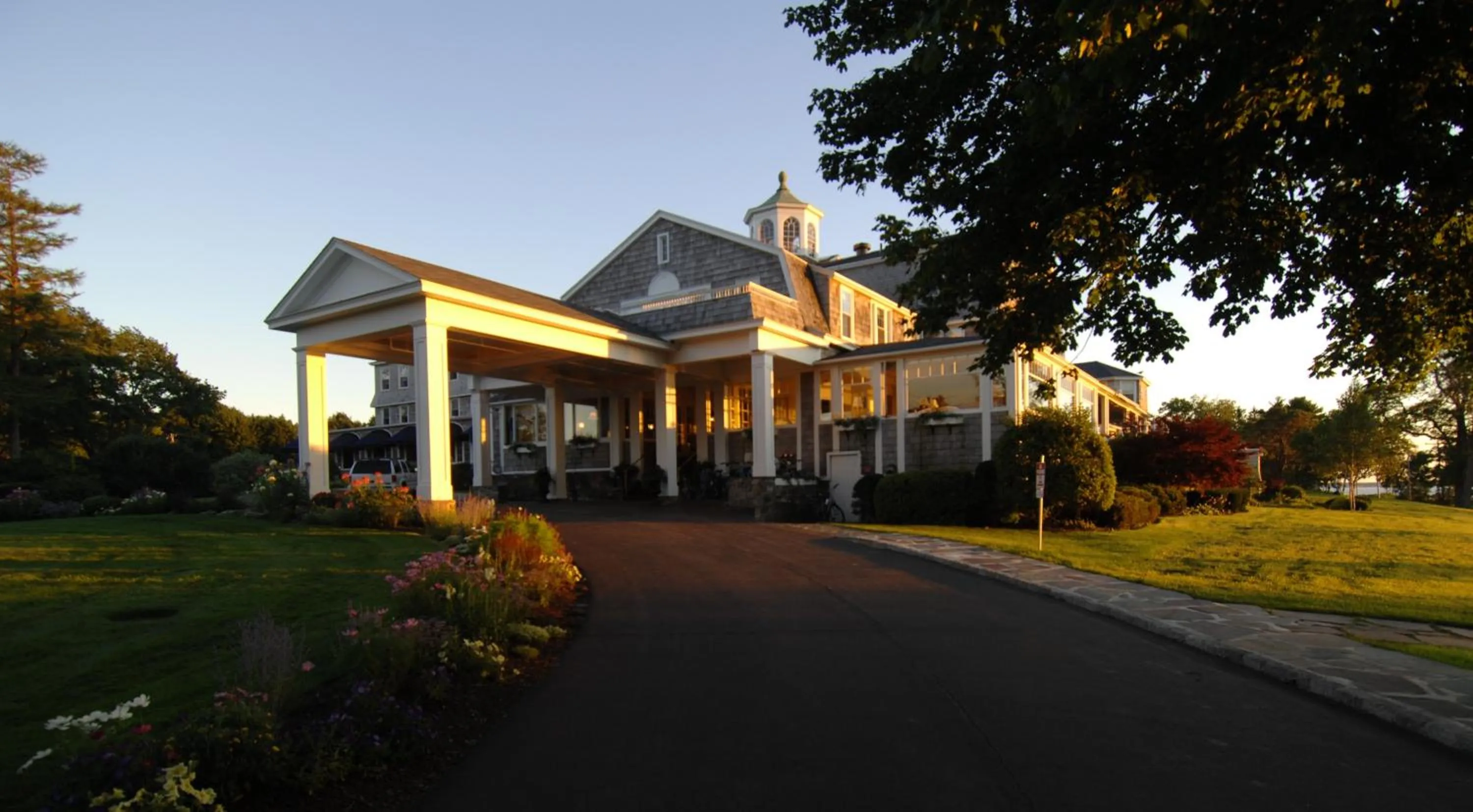 Facade/entrance in Black Point Inn