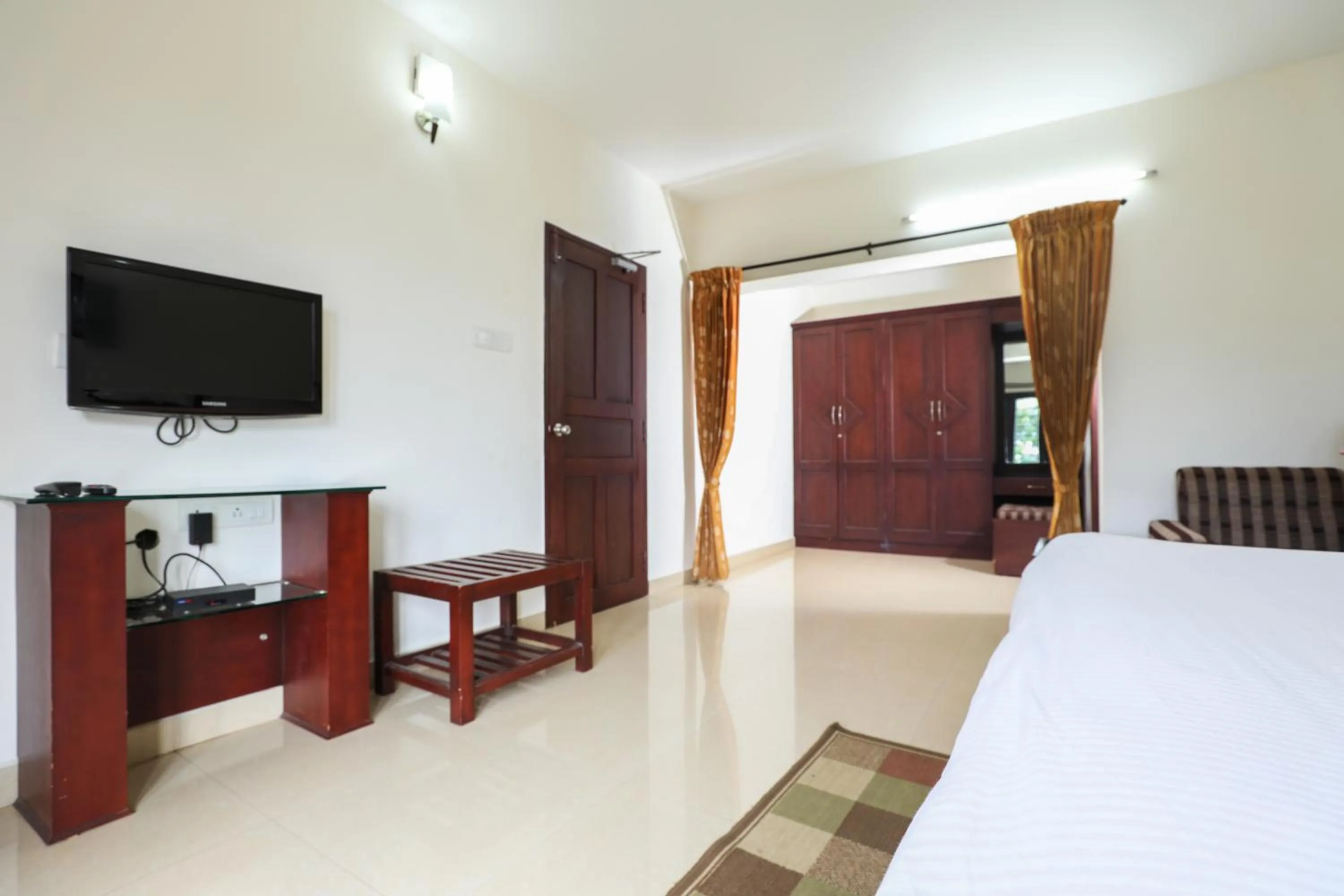 wardrobe, Bed in Twin Tree