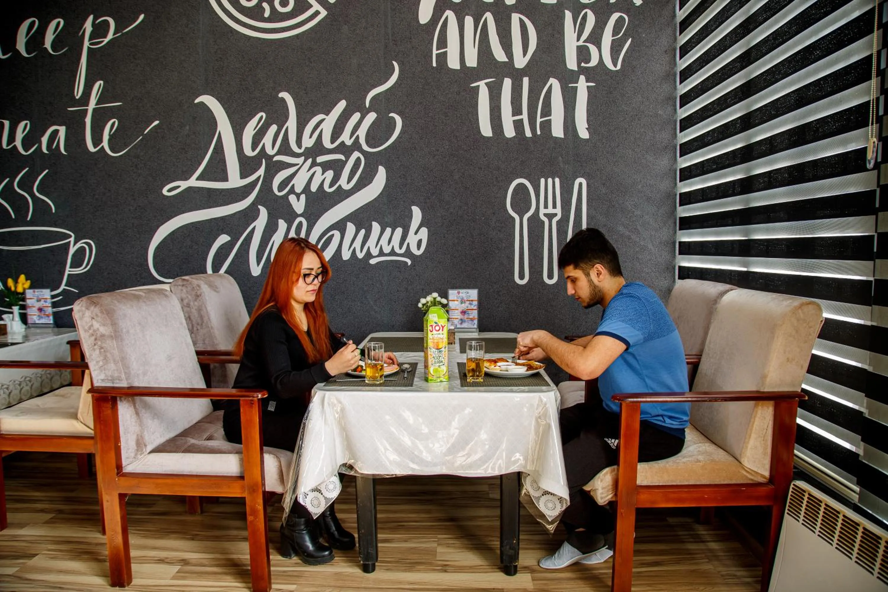 Restaurant/places to eat in Level hotel Osh