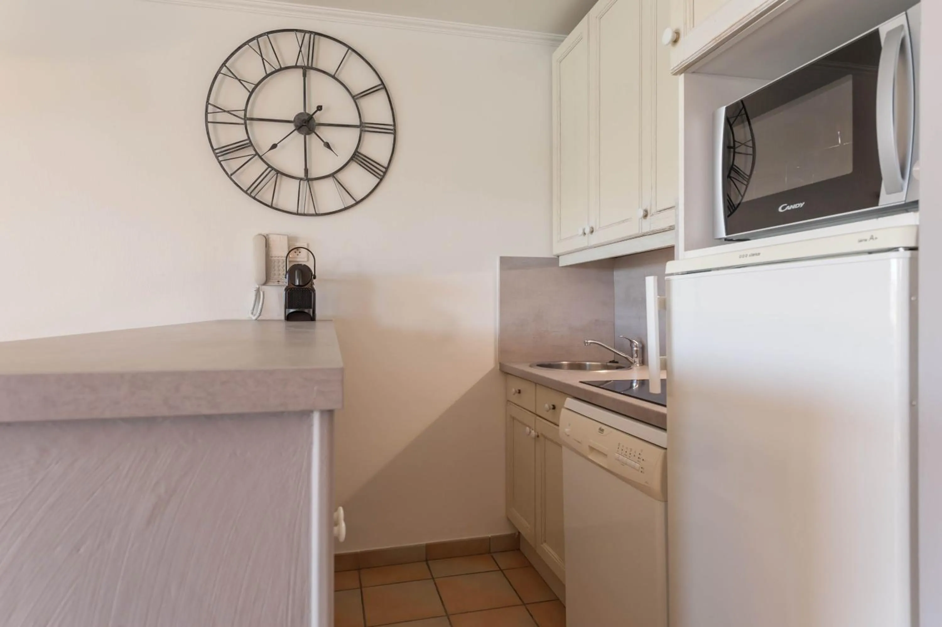 Kitchen or kitchenette in Village Pierre & Vacances Pont Royal en Provence