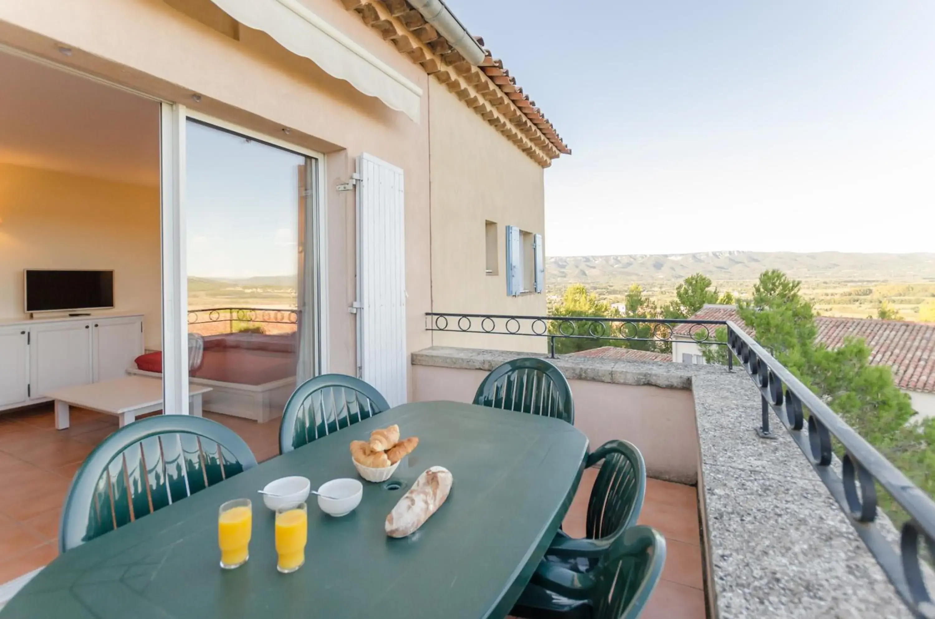 One-Bedroom Apartment with Air Conditioning and Terrace or Balcony (5 People) in Village Pierre & Vacances Pont Royal en Provence One-Bedroom Apartment with Air Conditioning and Terrace or Balcony (5 People) in Village Pierre & Vacances Pont Royal en Provence