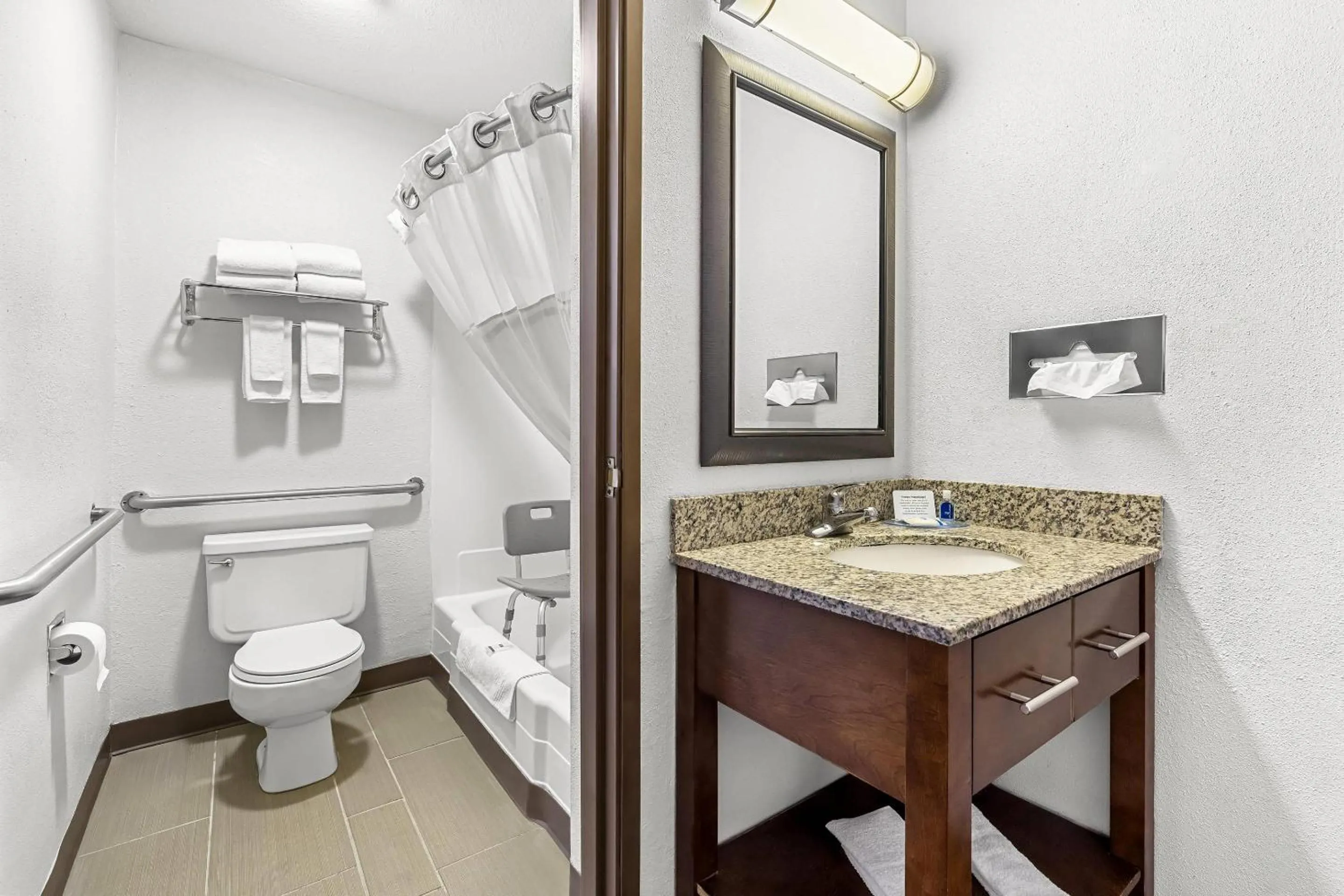 Bedroom in Rodeway Inn Rapid City North