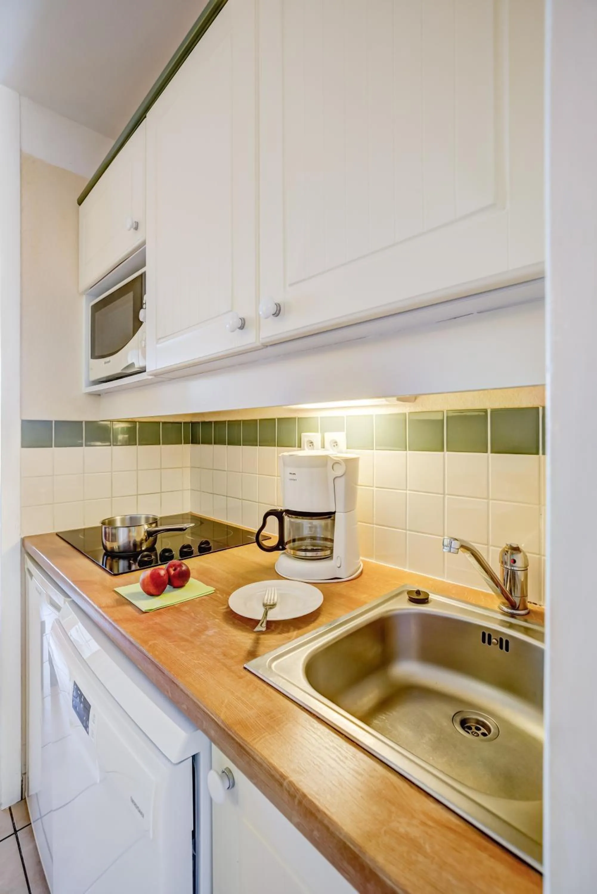 Kitchen or kitchenette in Résidence Pierre & Vacances Le Domaine de Gascogne