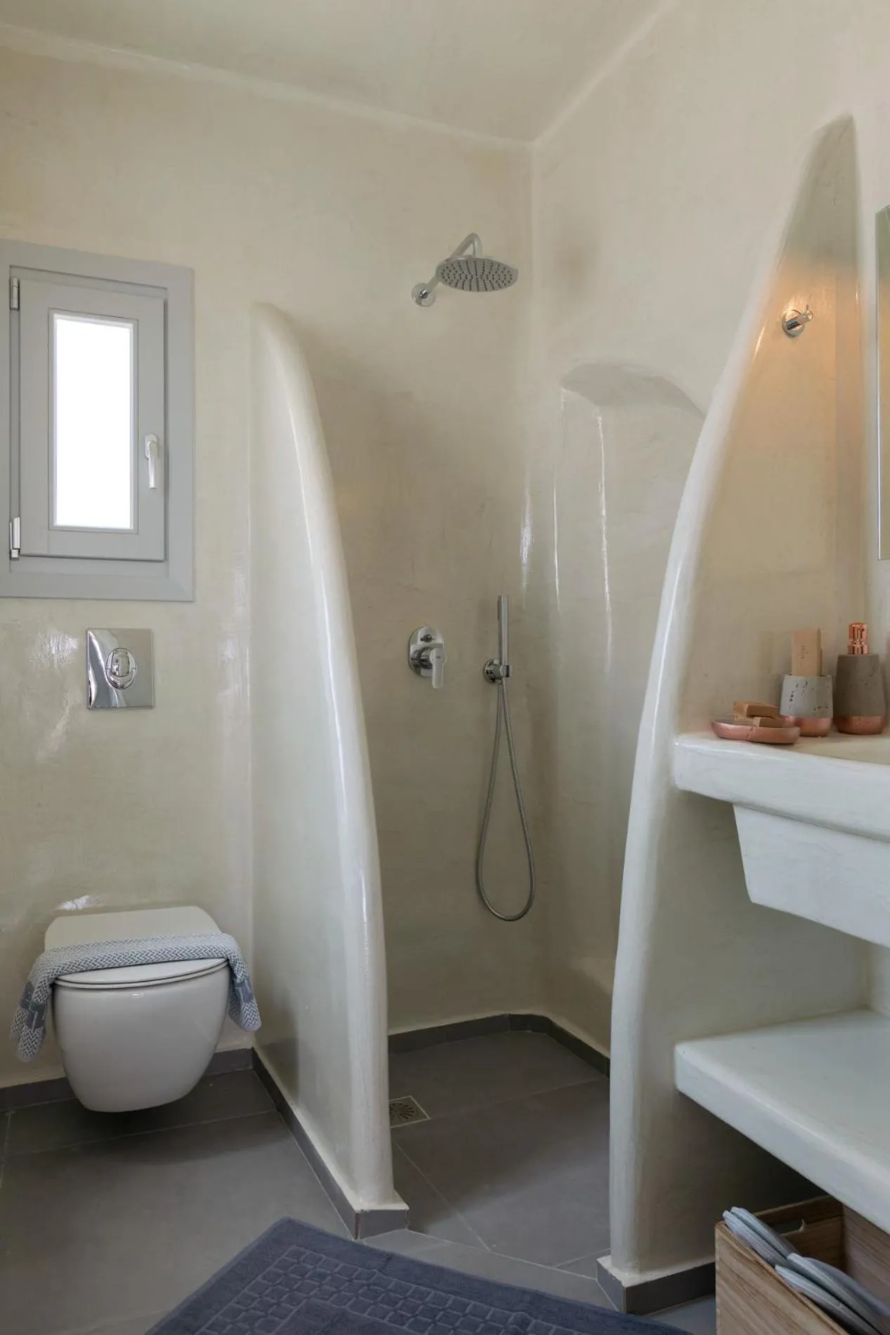 Toilet in Bianco Diverso Suites