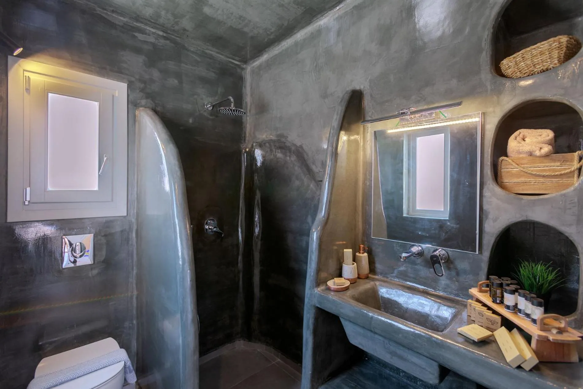 Bathroom in Bianco Diverso Suites