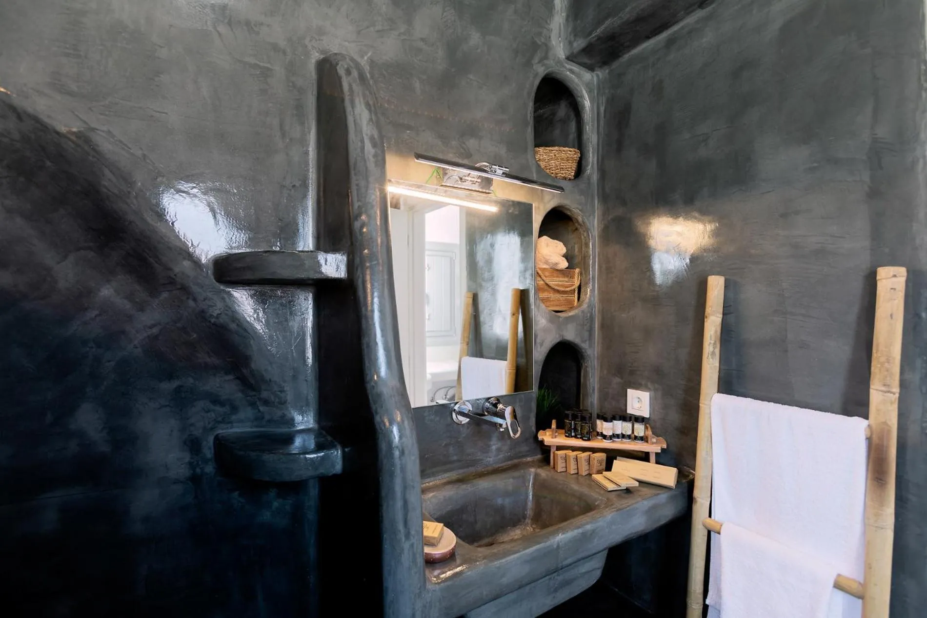 Bathroom in Bianco Diverso Suites