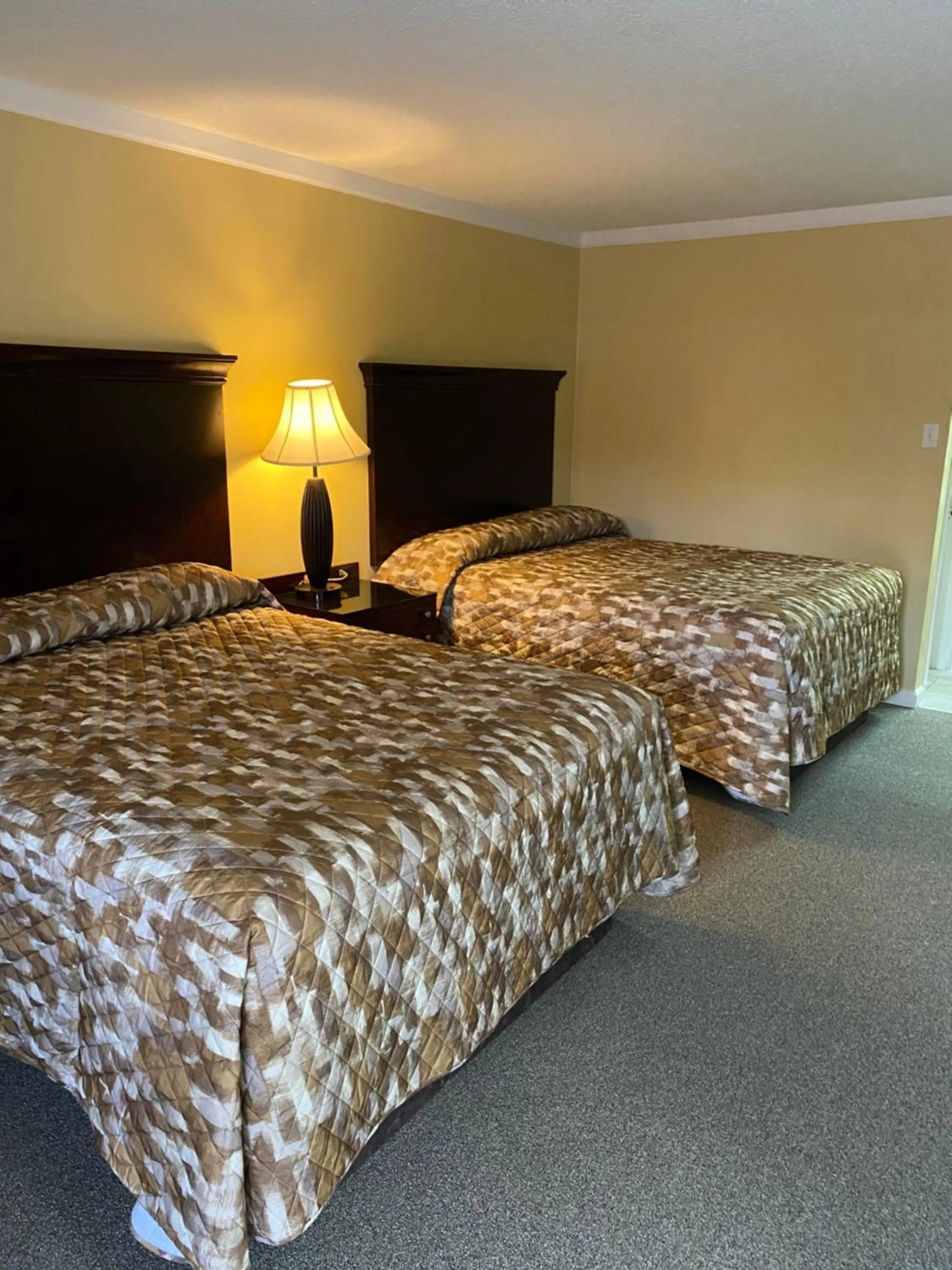 Bed in Caronoda Motel