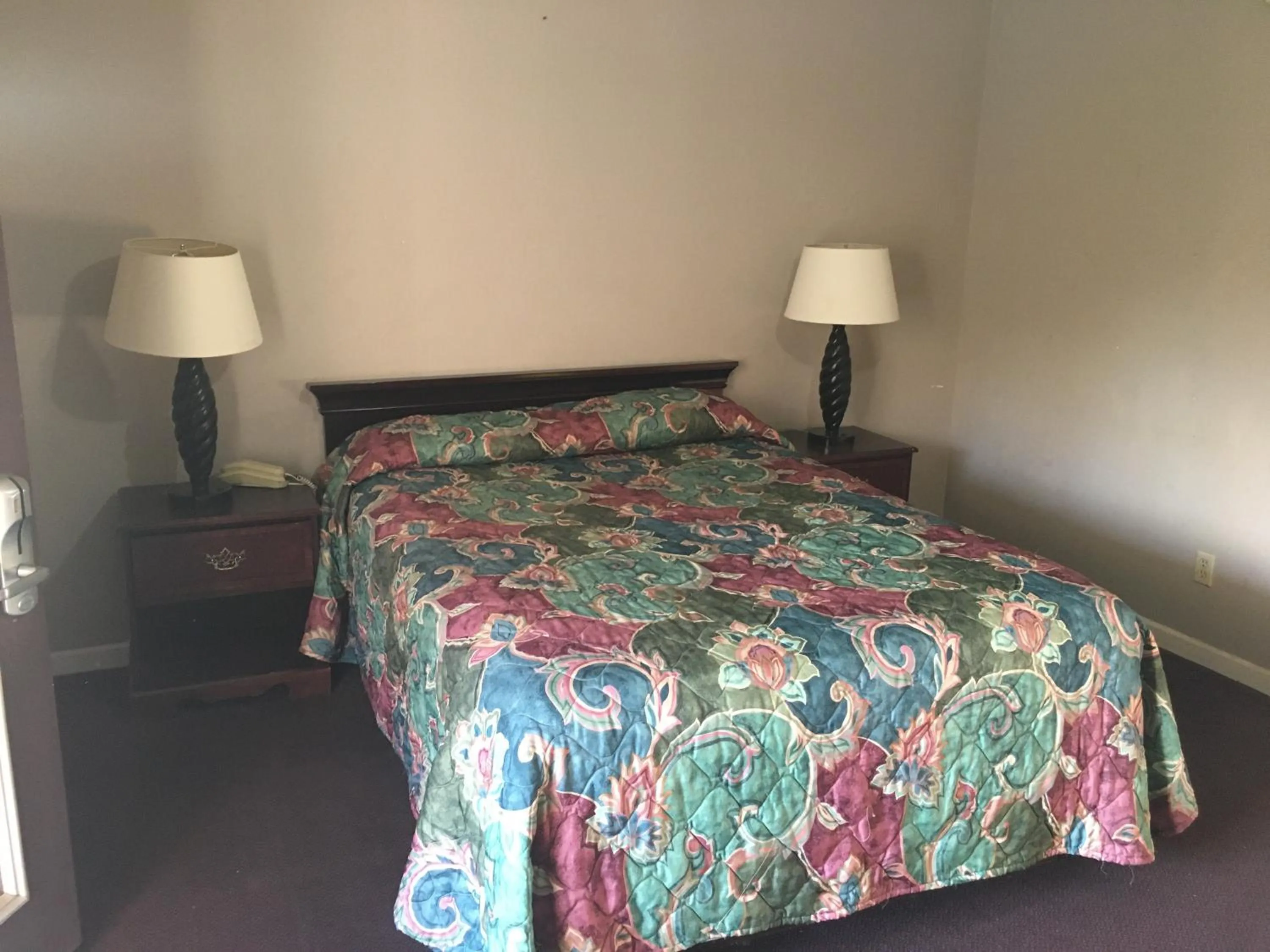 Bed in Caronoda Motel